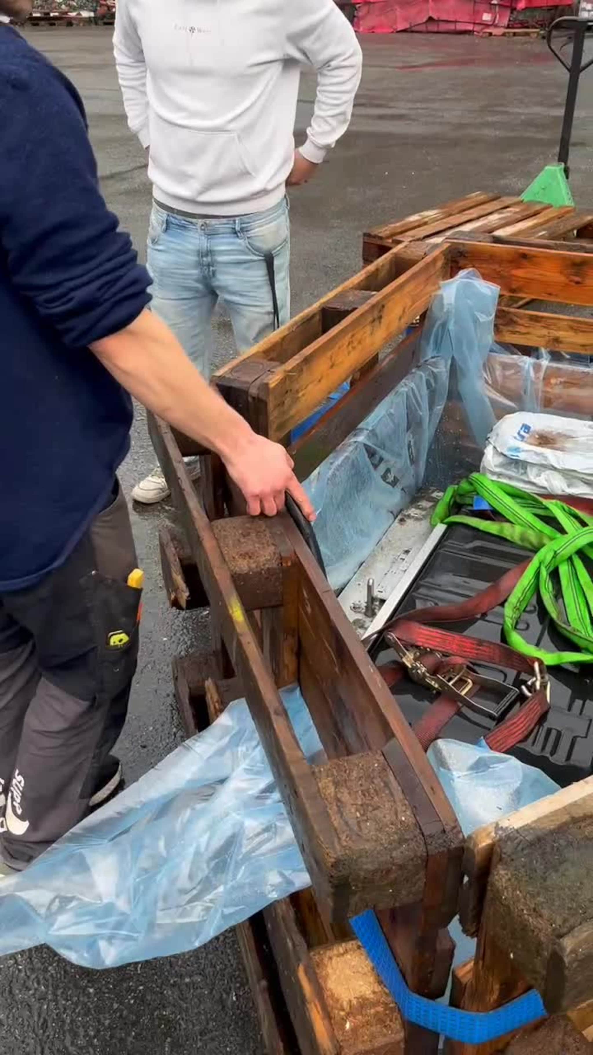 Her blir elbilbatteriet lagt i vatn