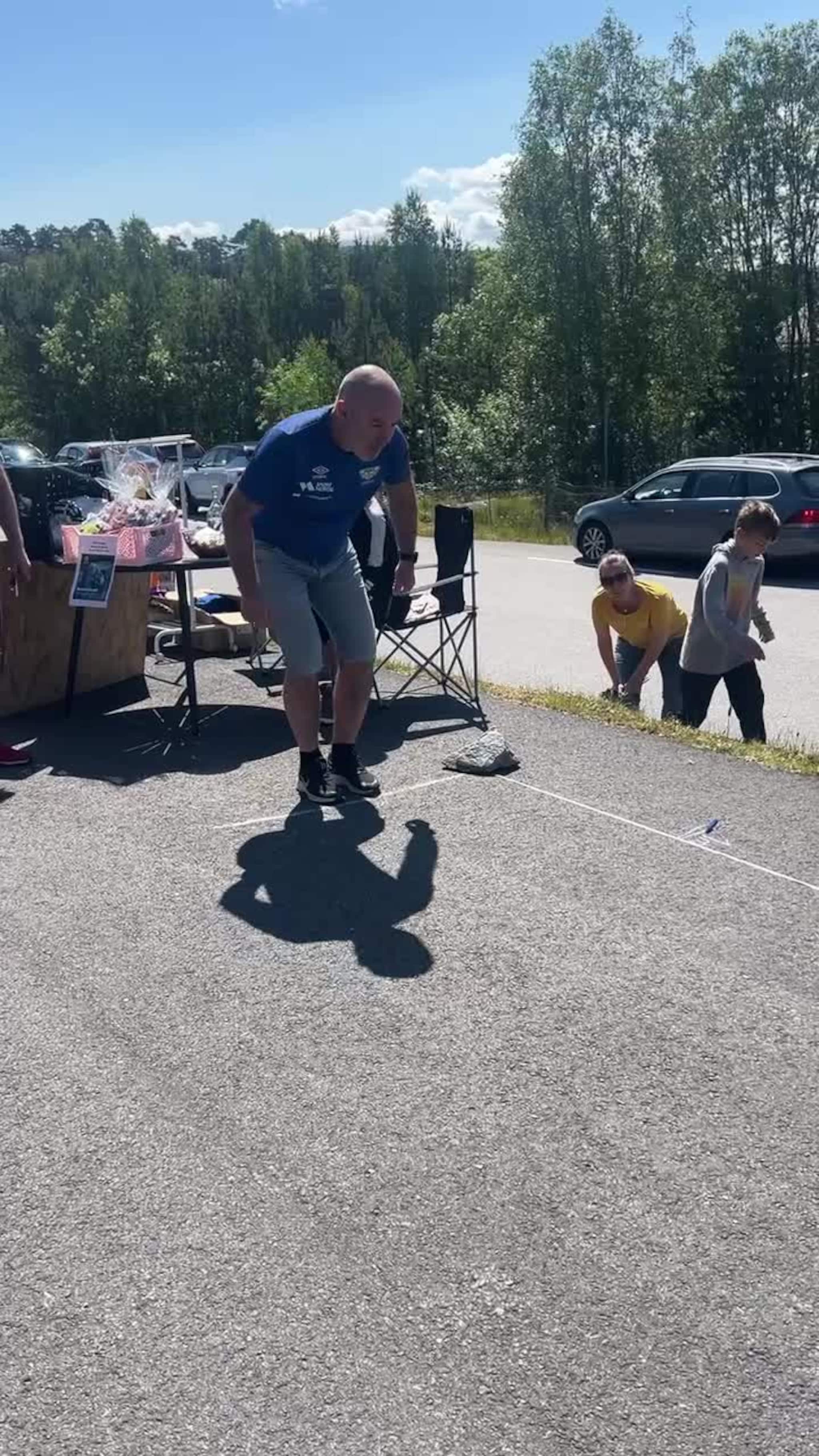 Ved standen til Risnes IL  svever Terje Brügger Lågeide over to meter.