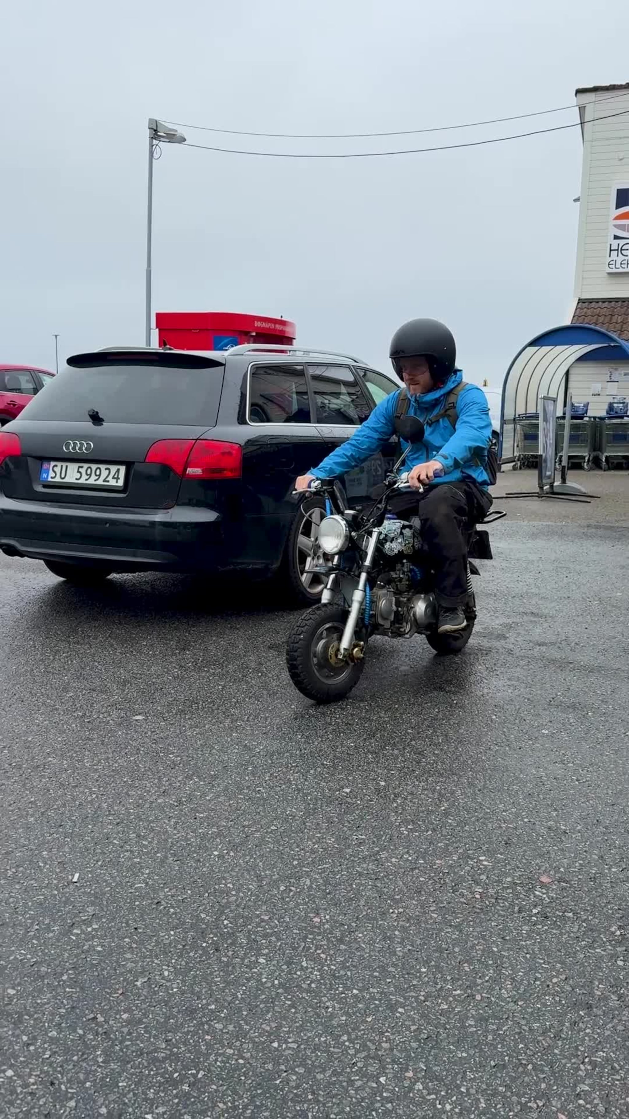 Her køyrer Chris­topher med minisykkelen sin