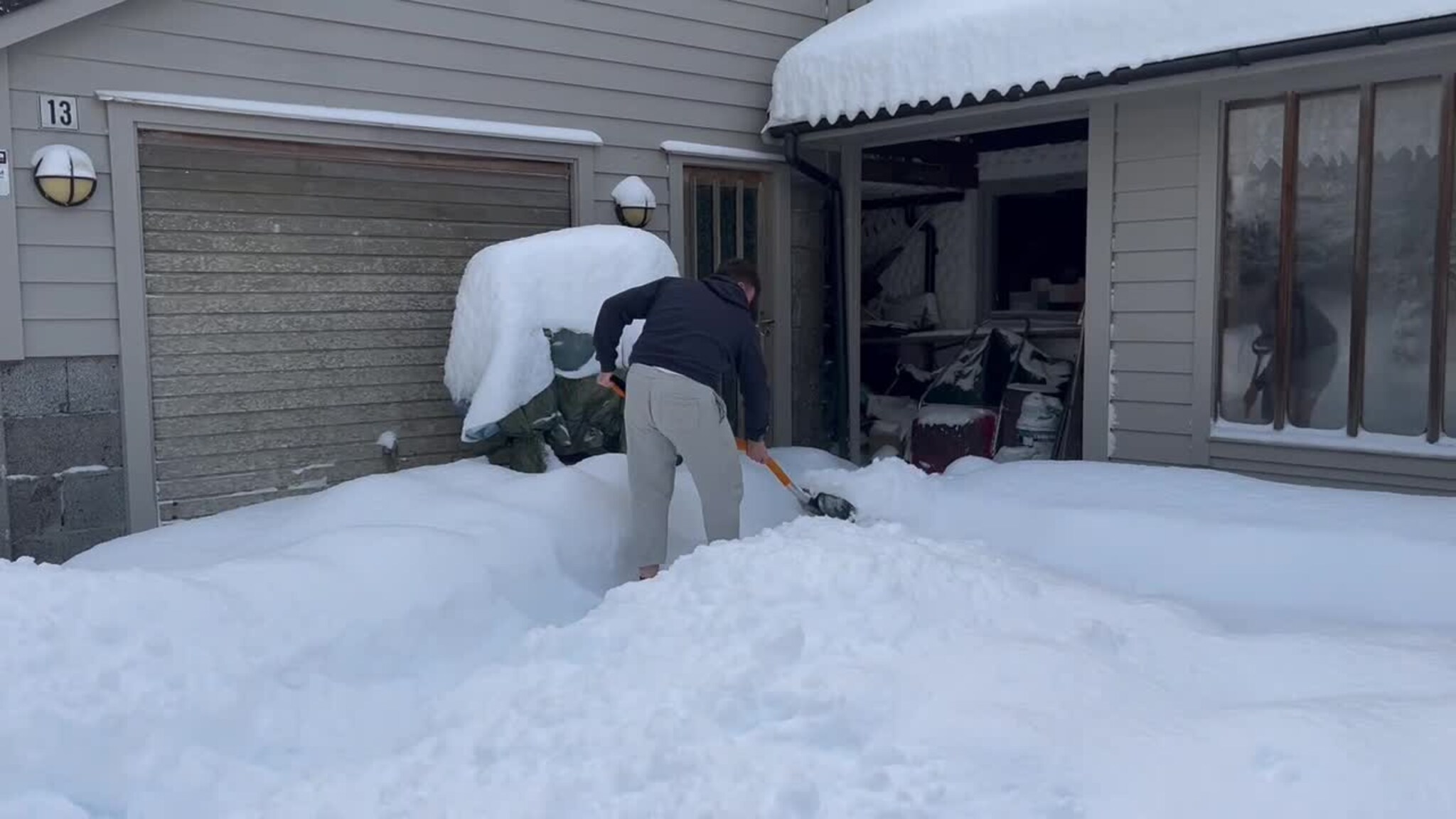 Preben ryddar snø som ein snøfresar