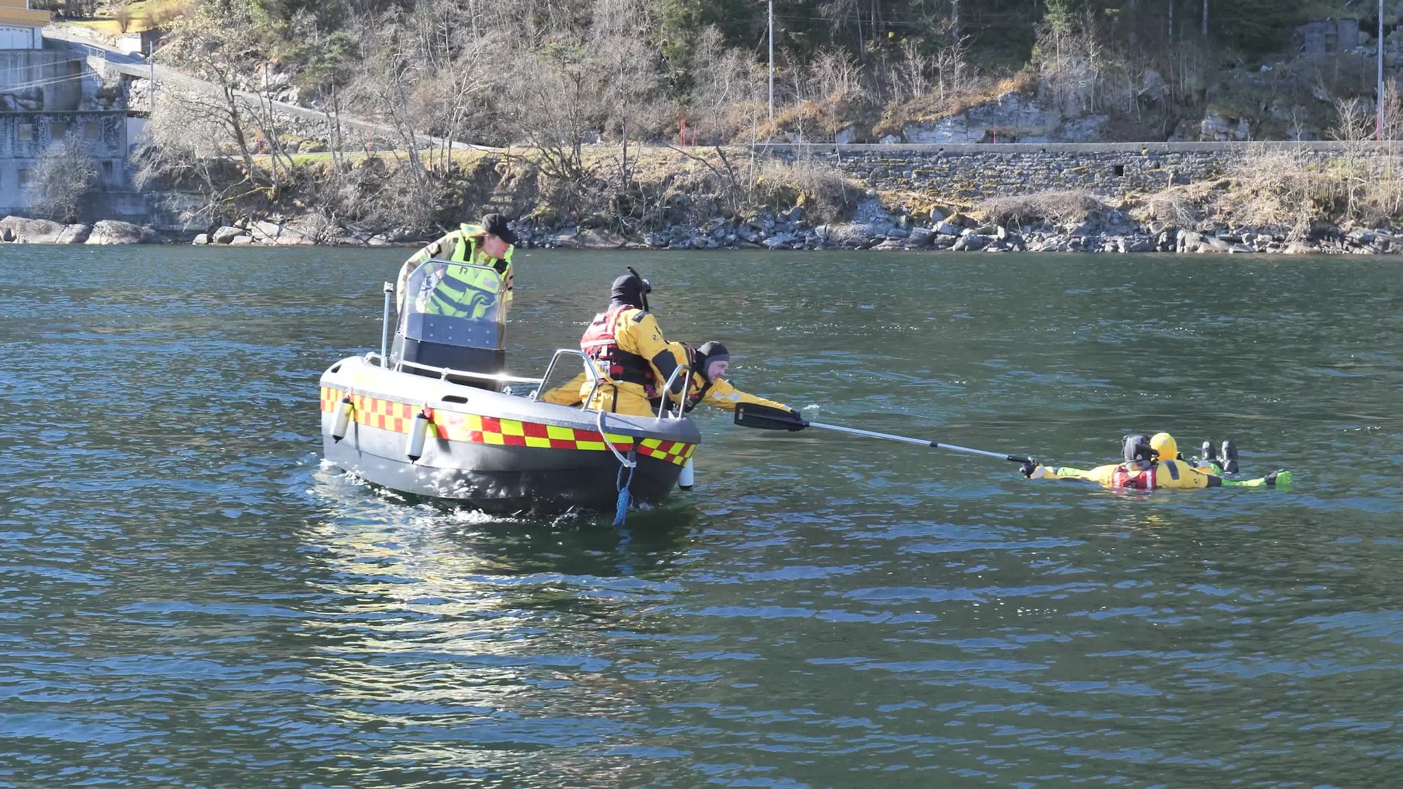 Hentar han opp frå vatnet