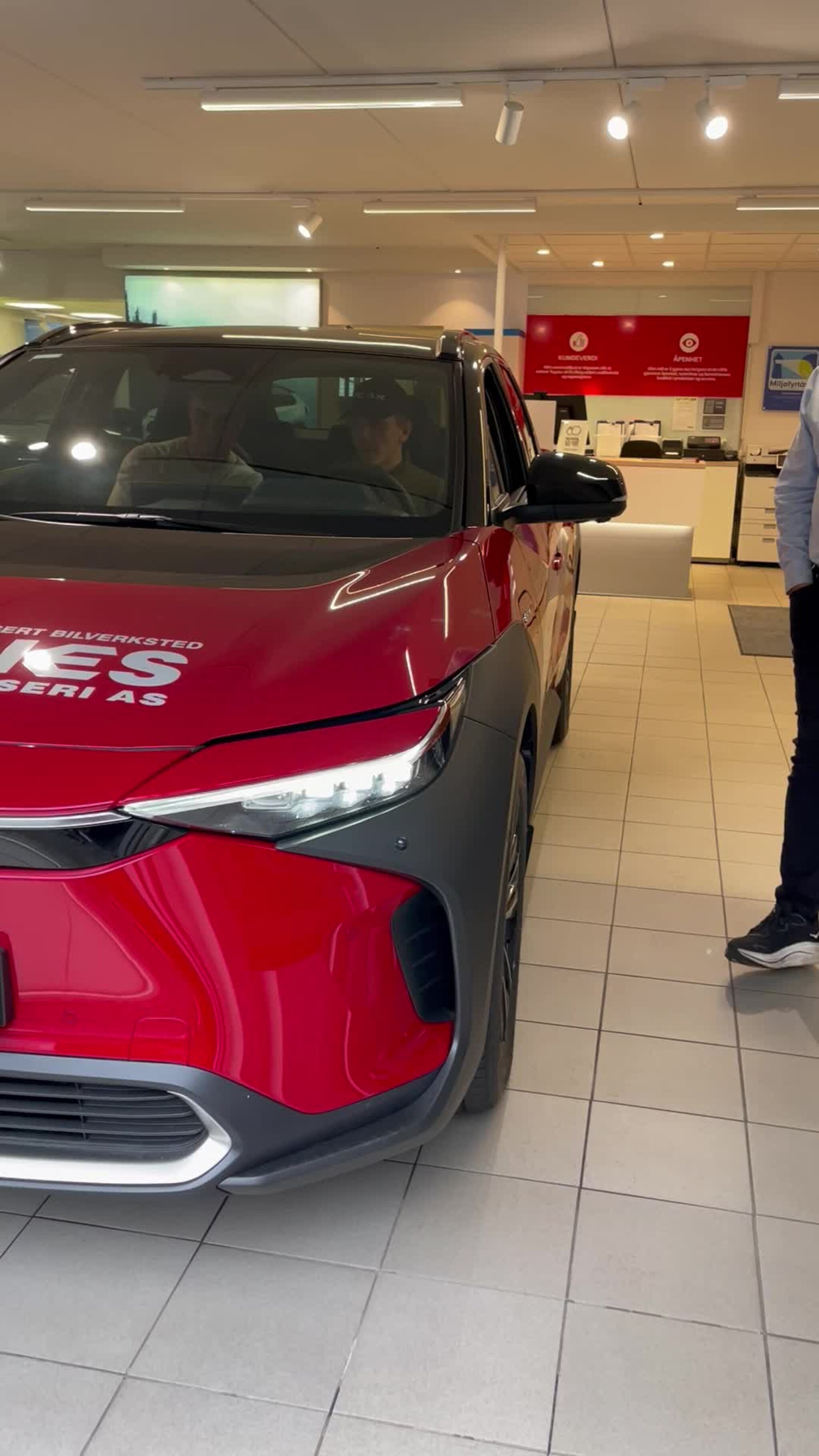 Her får Truls teste ut vinnarbilen