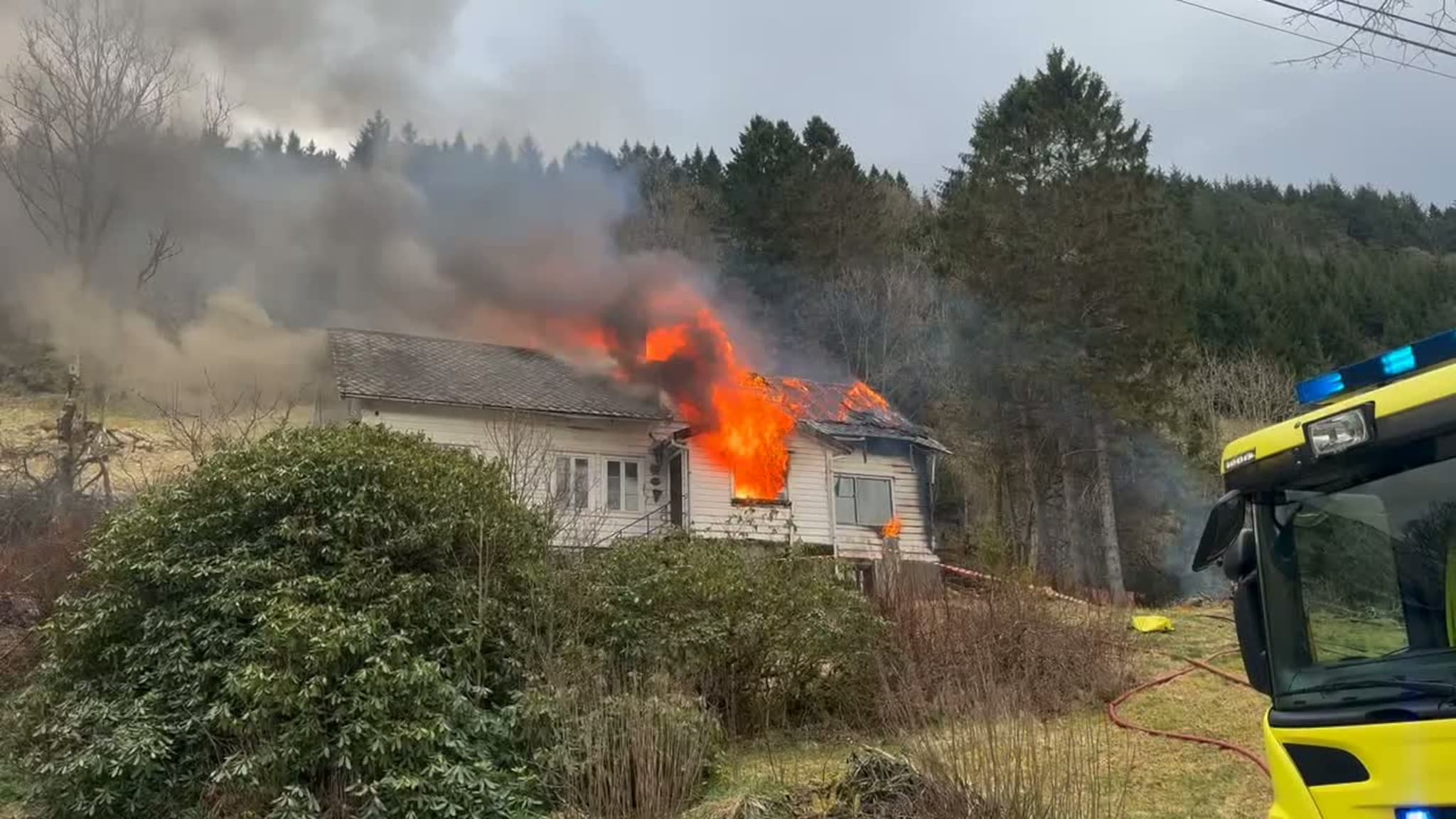 Bustadbrann på Seim - mannskap frå Knarvik rykte ut