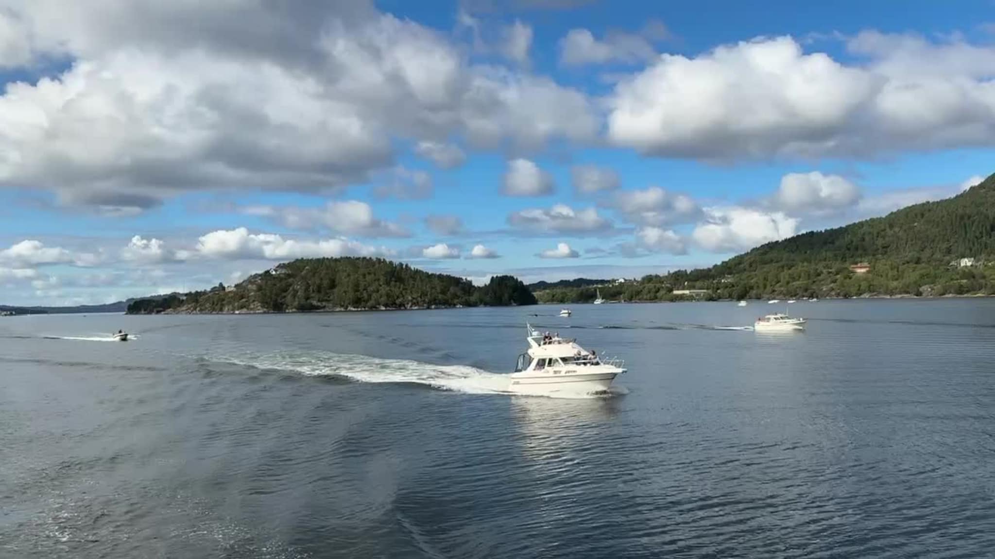 Mange båtar slutta seg til konvoien som gjekk innover Masfjorden til Matre.