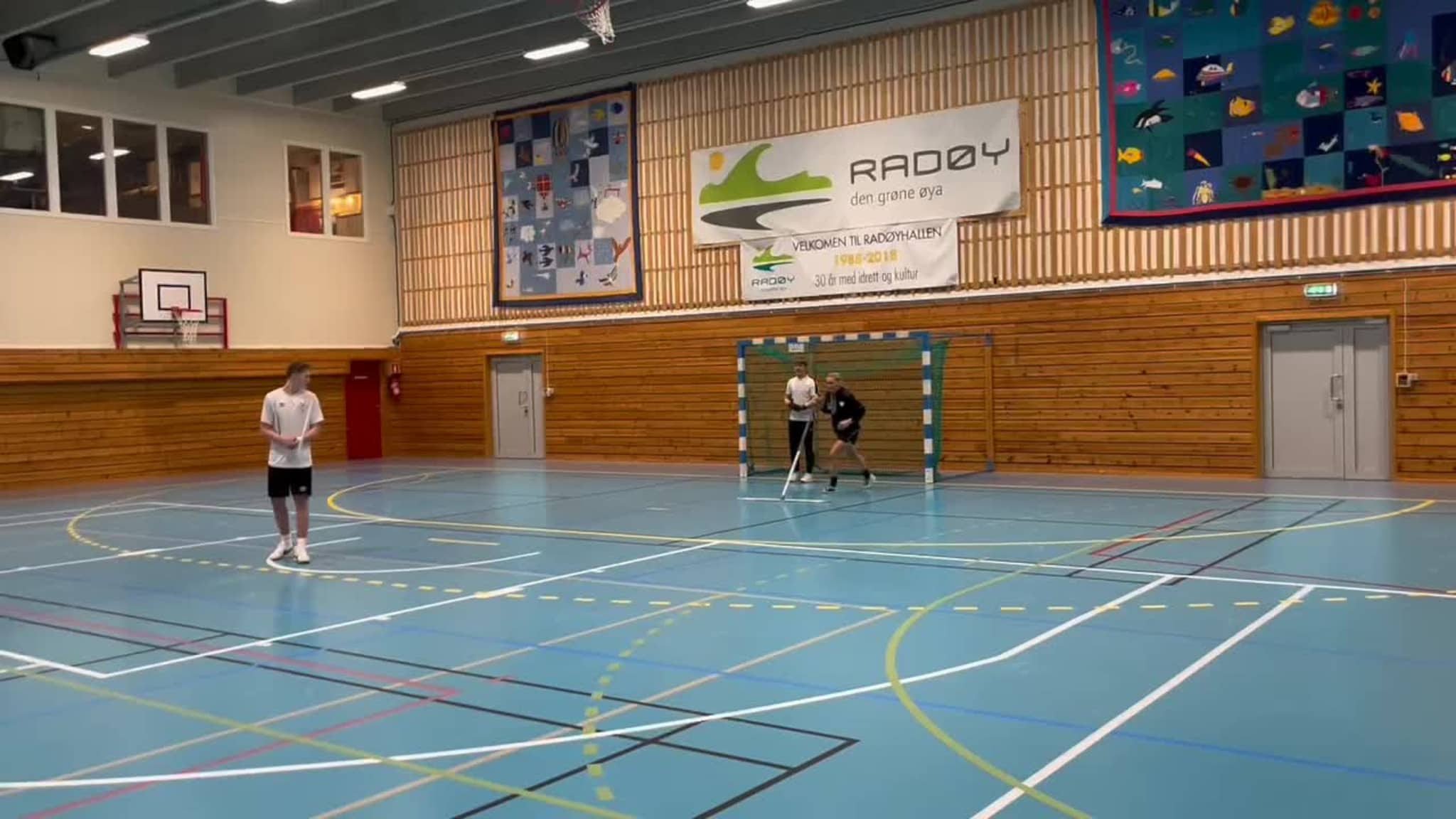 Jeanette Håland får applaus for å svinga kosten