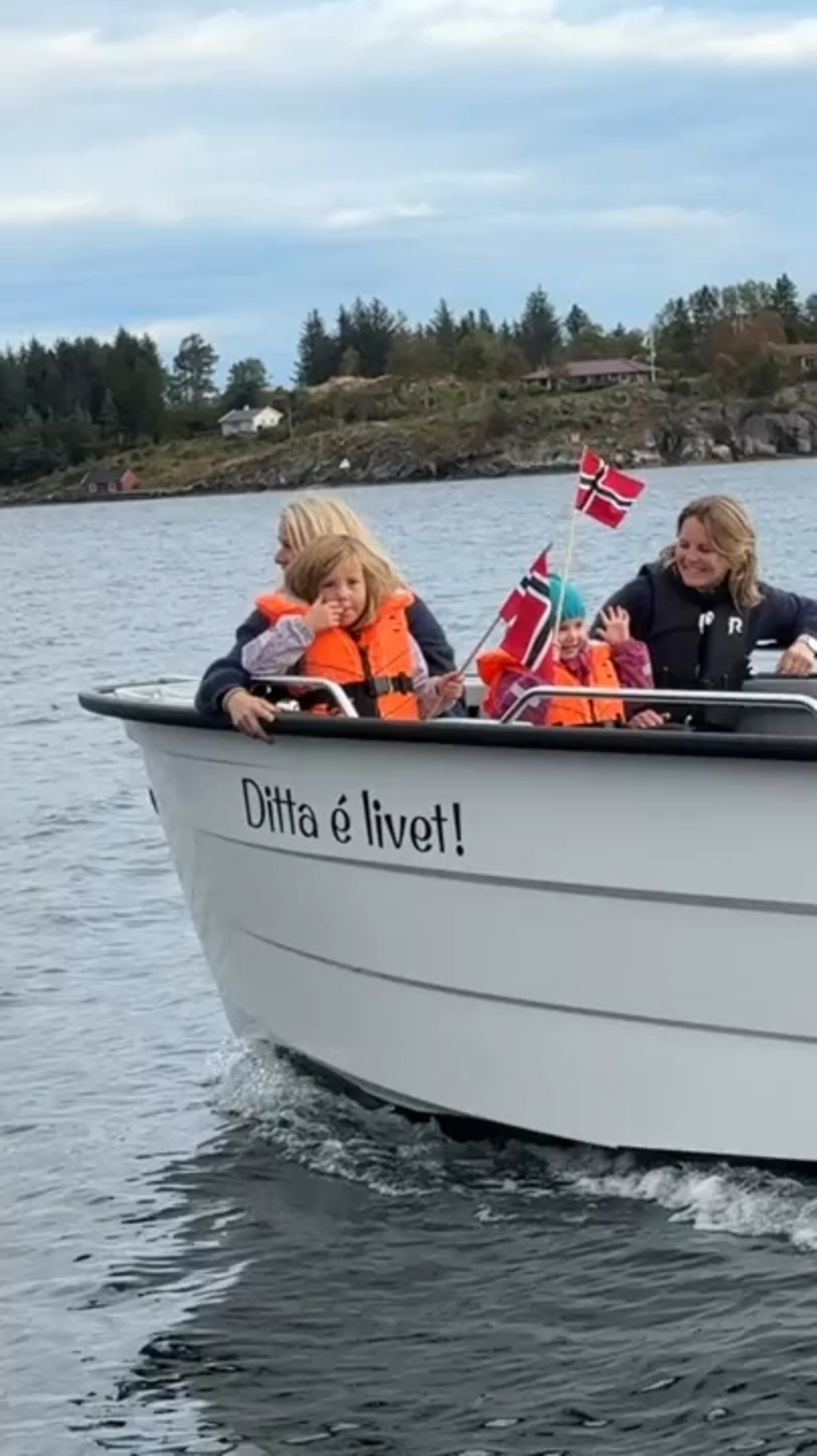 Ditta é livet! Første turen i nydøypt båt gjekk med ordførar Morten Sognnes bak roret.