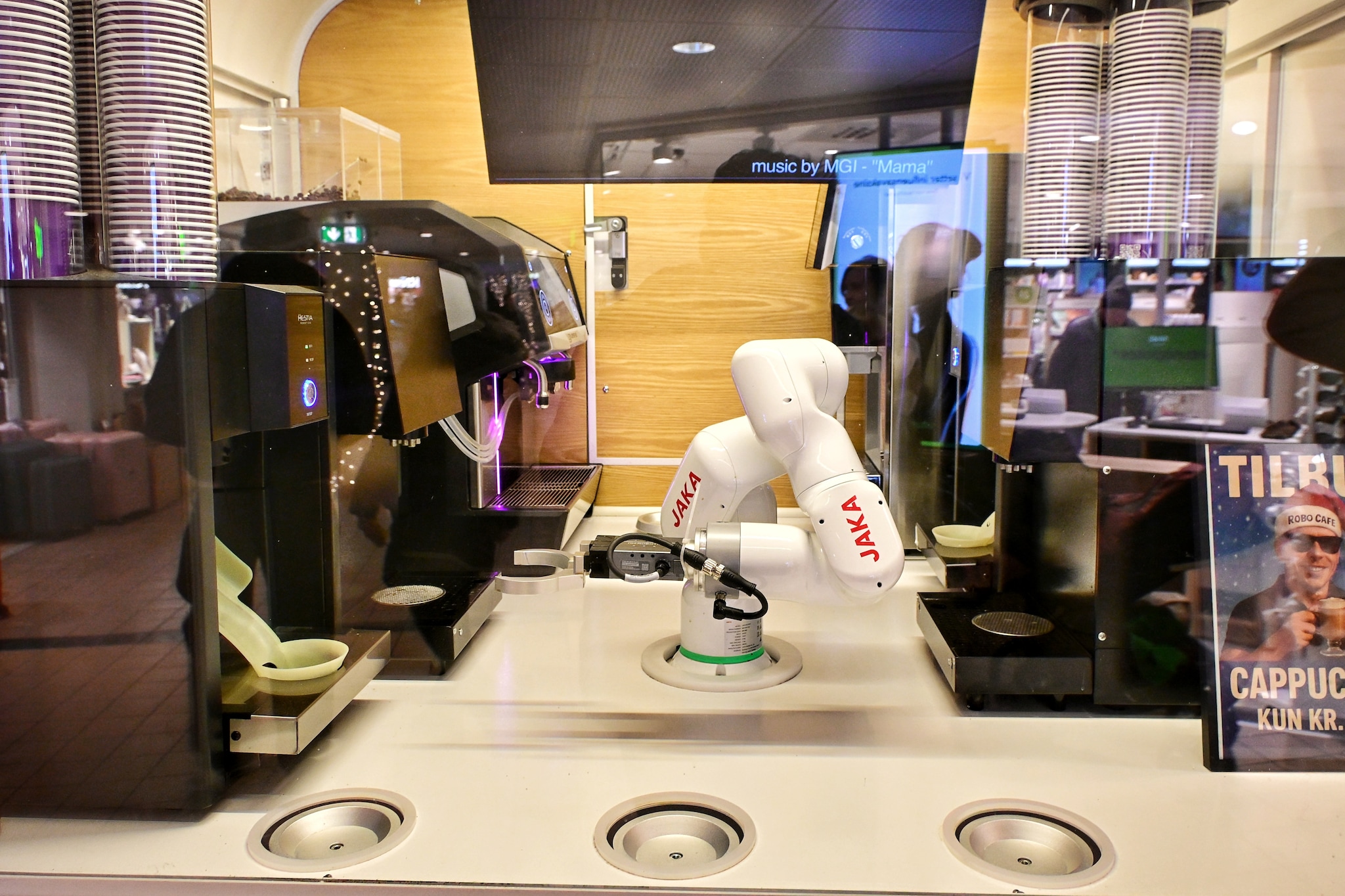 Sjå roboten lage kaffi