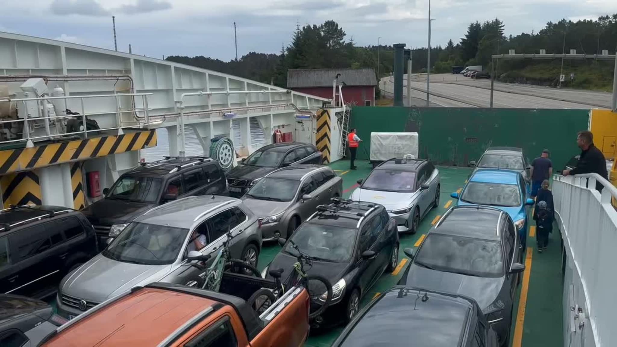 (Nesten) full ferje i Leirvåg