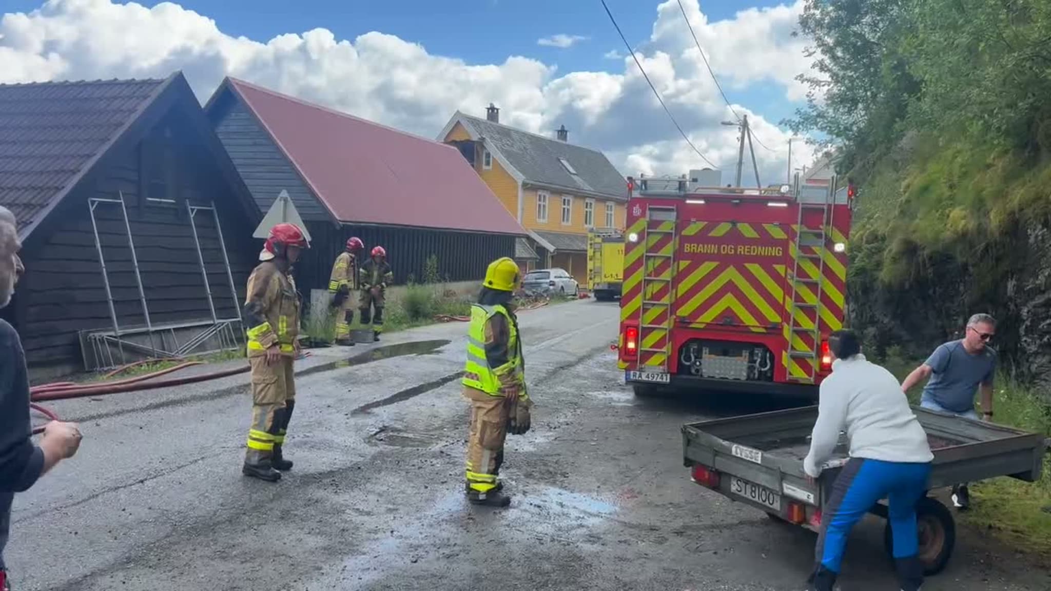 Naust stod i flammar. No jobbar brannvesenet på med ettersløkking