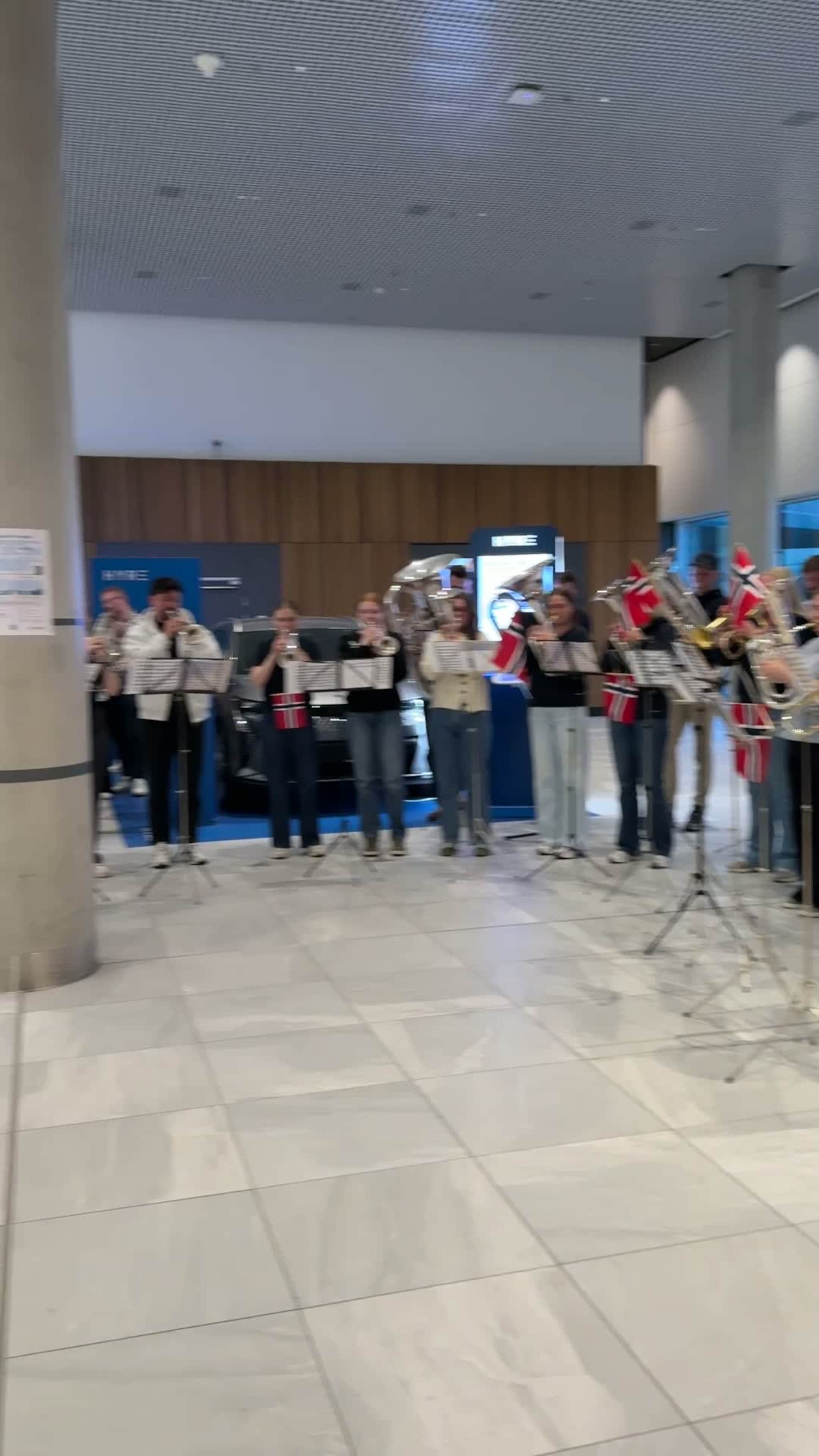 Full 17.-mai-stemning då dei ferske europameistrane landa på Flesland