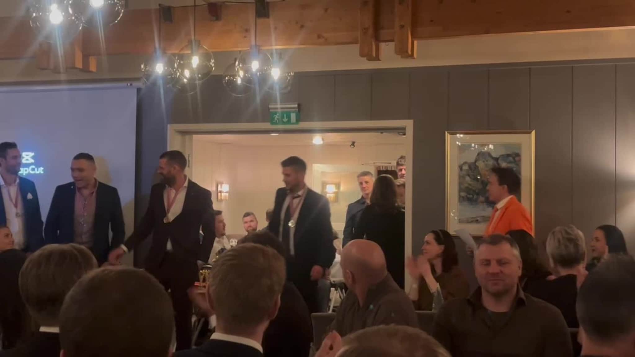 Nyttårscup-banketten: Her får Radøy Gutter 40 pokalen