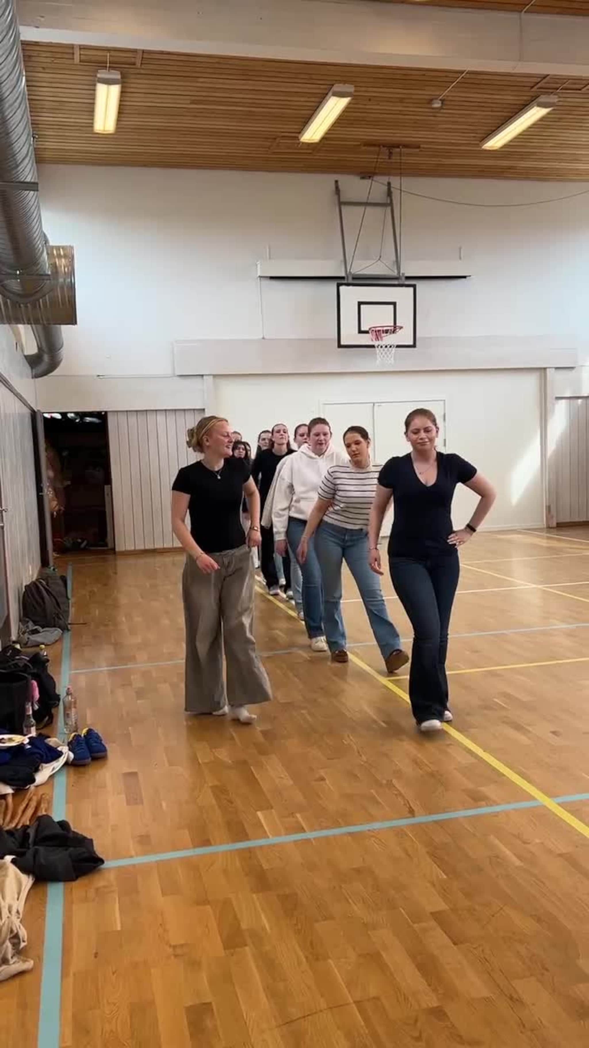 Elevar ved Helse og oppvekstfag lærar om den Etioptiske kulturen gjennom dans