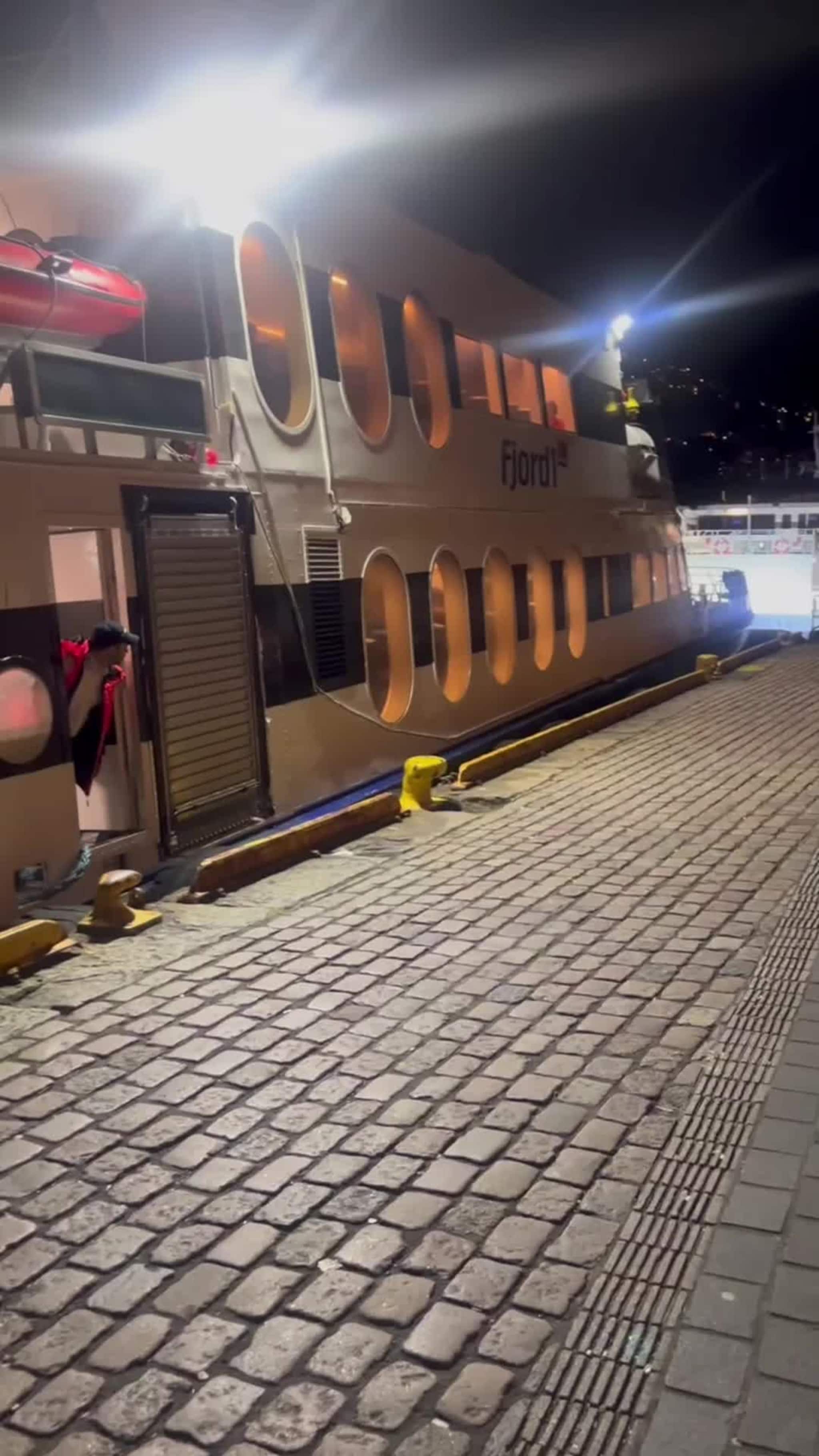 «Ladejarl» med litt kluss på Strandkaien