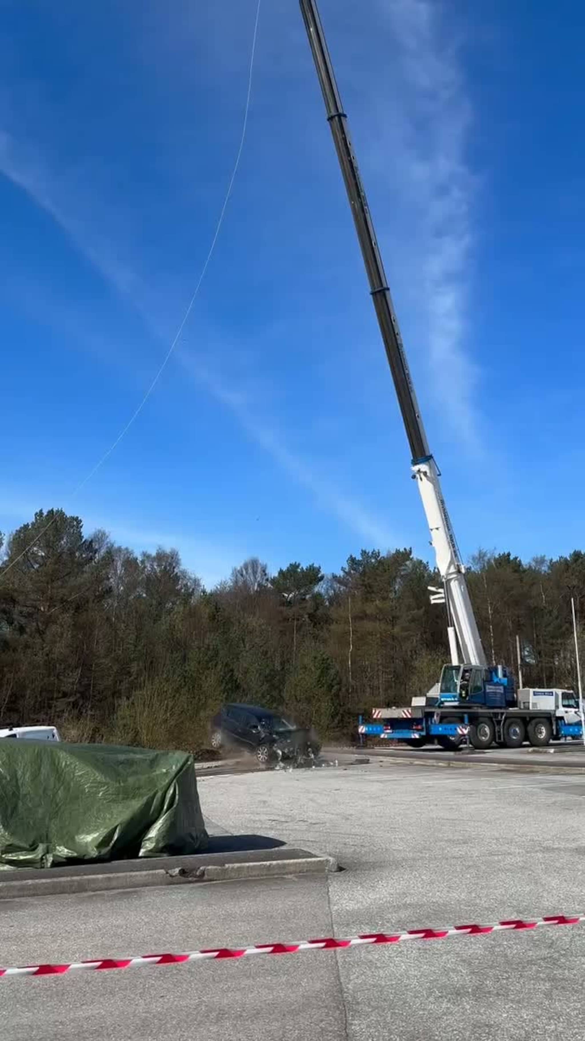 Her dundrar bilen i bakken