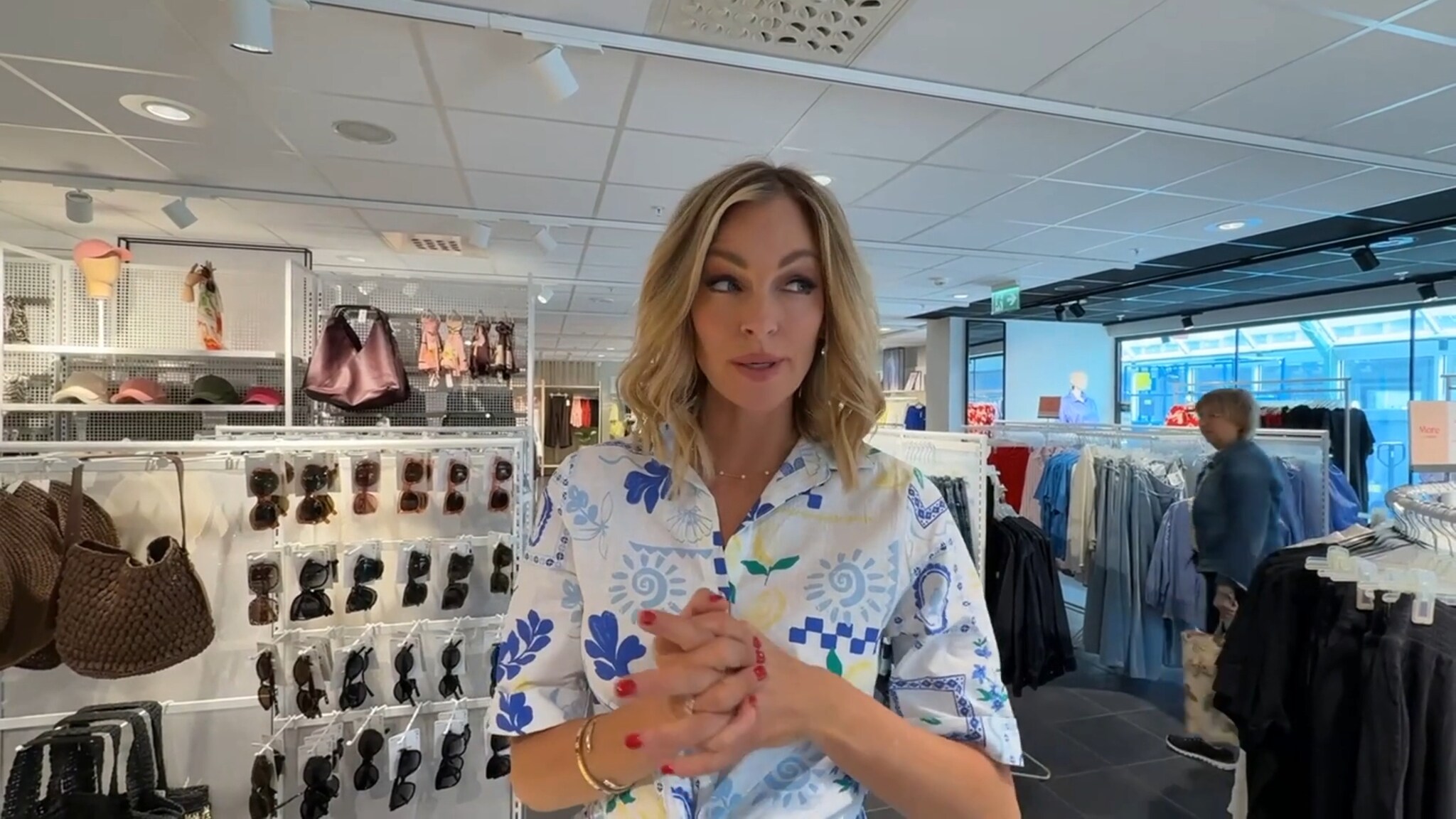 Kathrine Sørland ynskjer folk velkomne til nyopna Lindex Knarvik