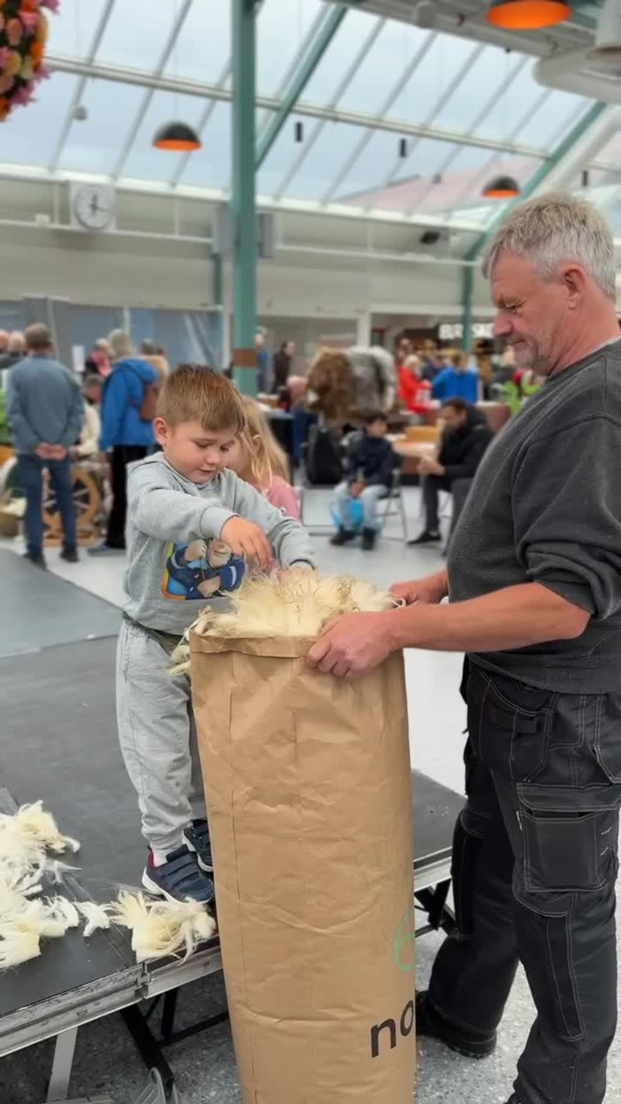 Bondens dag fylte Knarvik senter med liv og latter