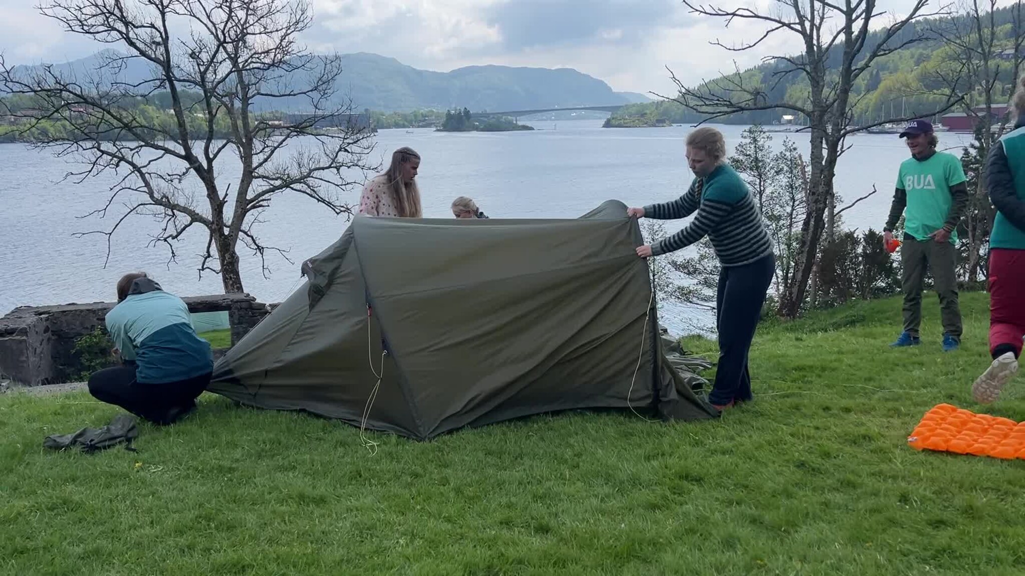 Jentene måtte flytte teltet då dei oppdaga at dei låg i nedoverbakke