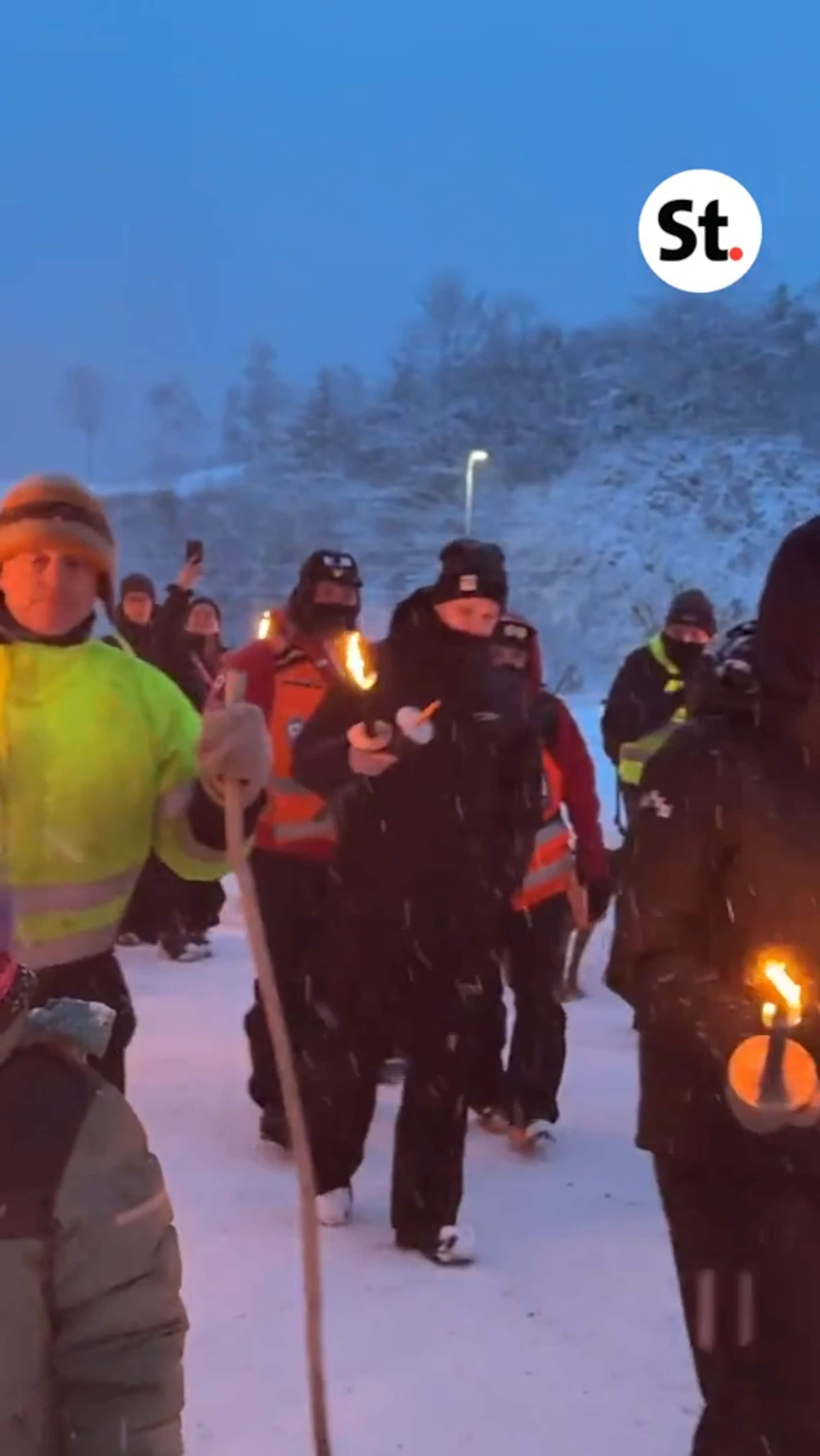 Fleire hundre gjekk i fakkeltog