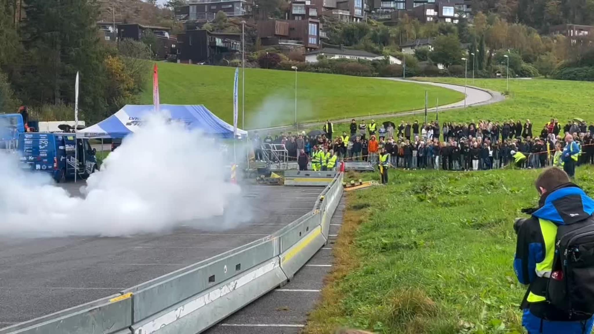 Her forsvinn bil og barn i røyken