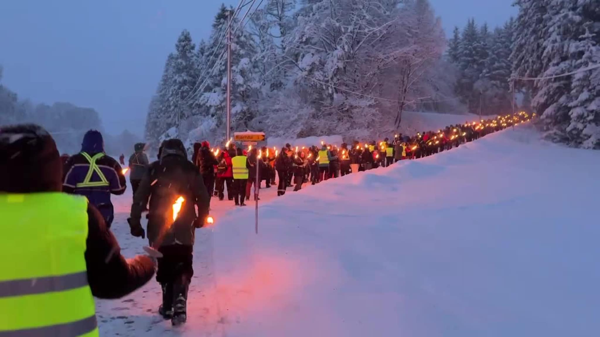 Fakkeltog mot kraftlinje-planar