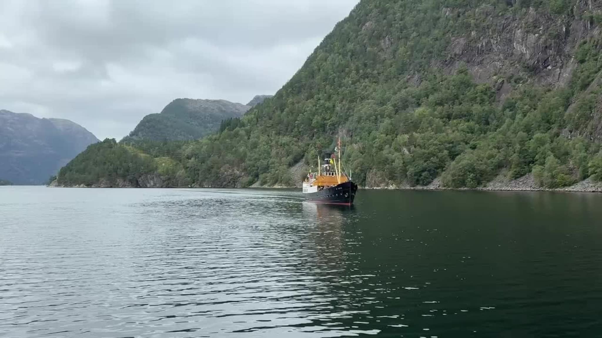 DS Oster kjem til kai på Matre. Eit vakkert syn.