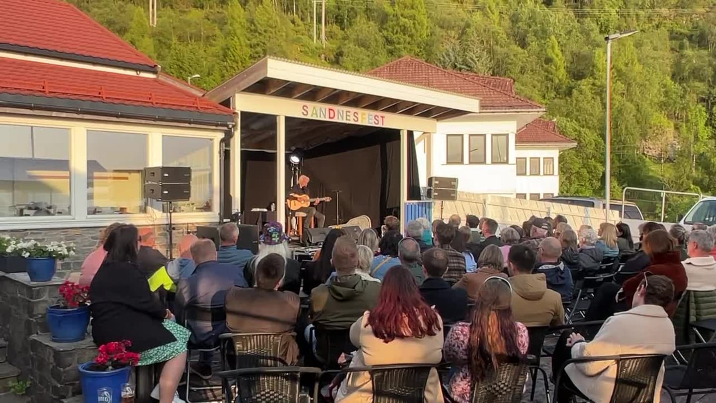 Jan Eggum underheldt på Sandnesfest med viser og vitser.