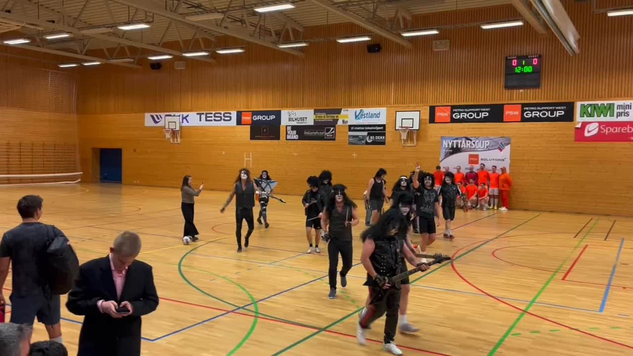 Kiss-gjengen shower til «I Was Made for Lovin’ You»