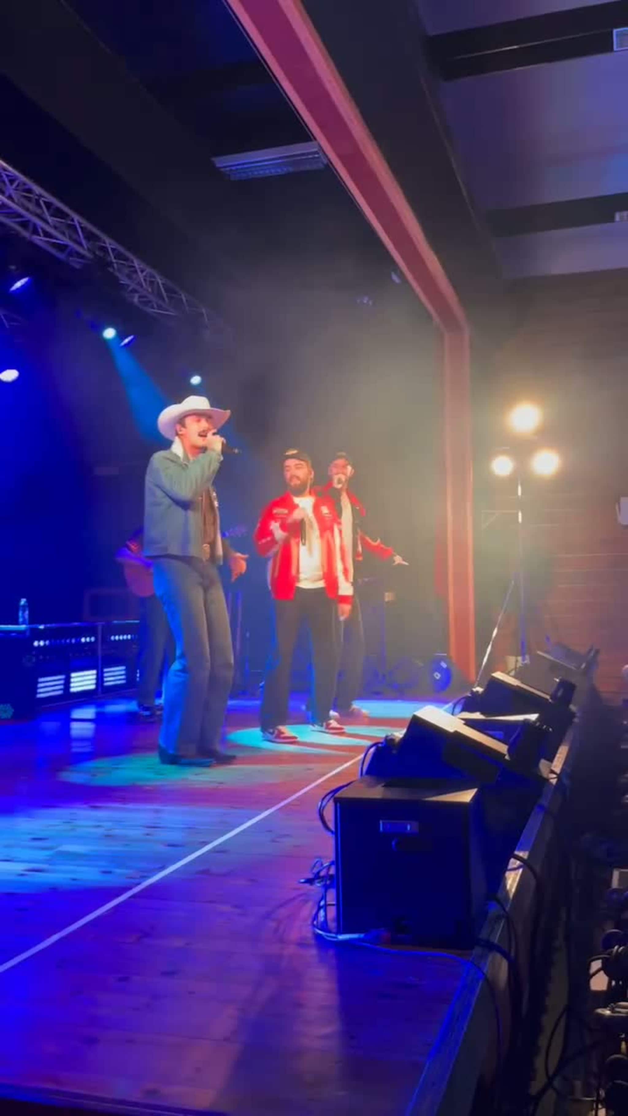 Adrian Sellevoll med Hagle på scena