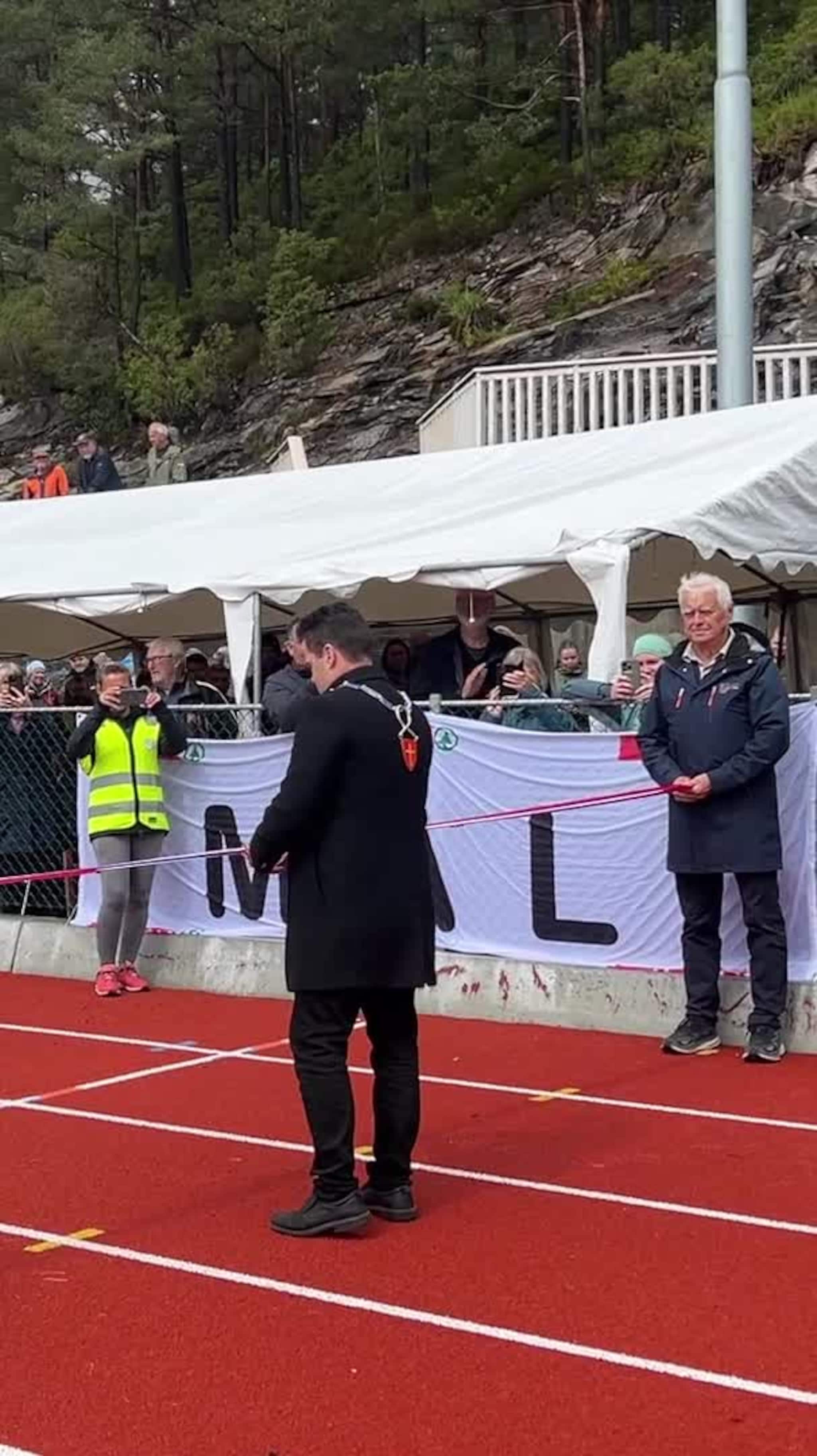 Ordførar i Masfjorden Erlend Kvamsdal klipper snora til det nye idrettsanlegget.