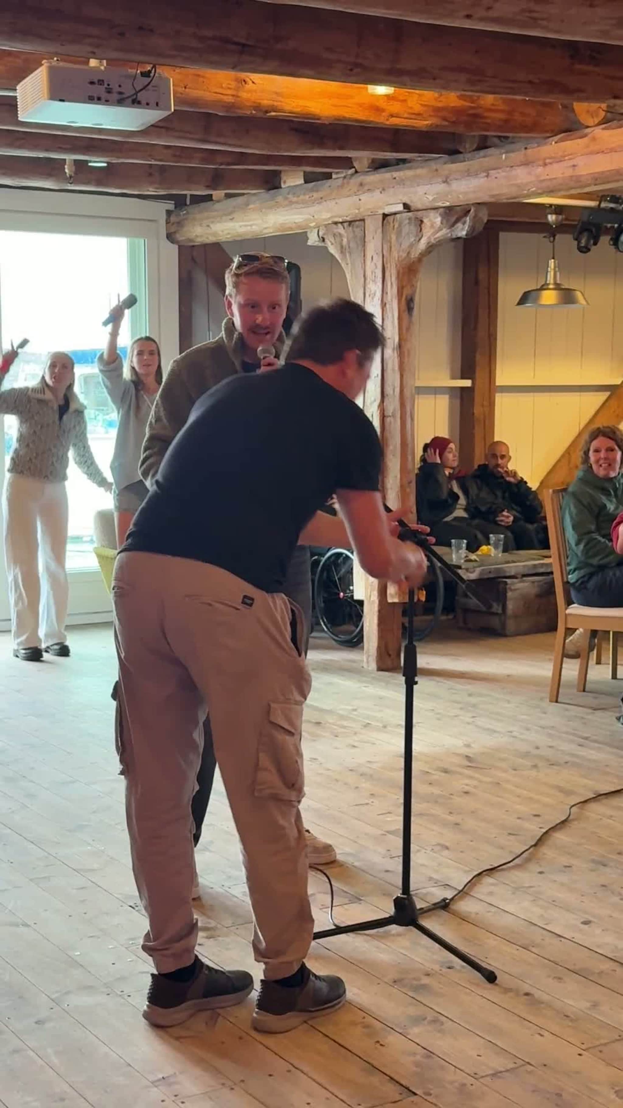 Grip mikrofonen-kok i Pakkhuset