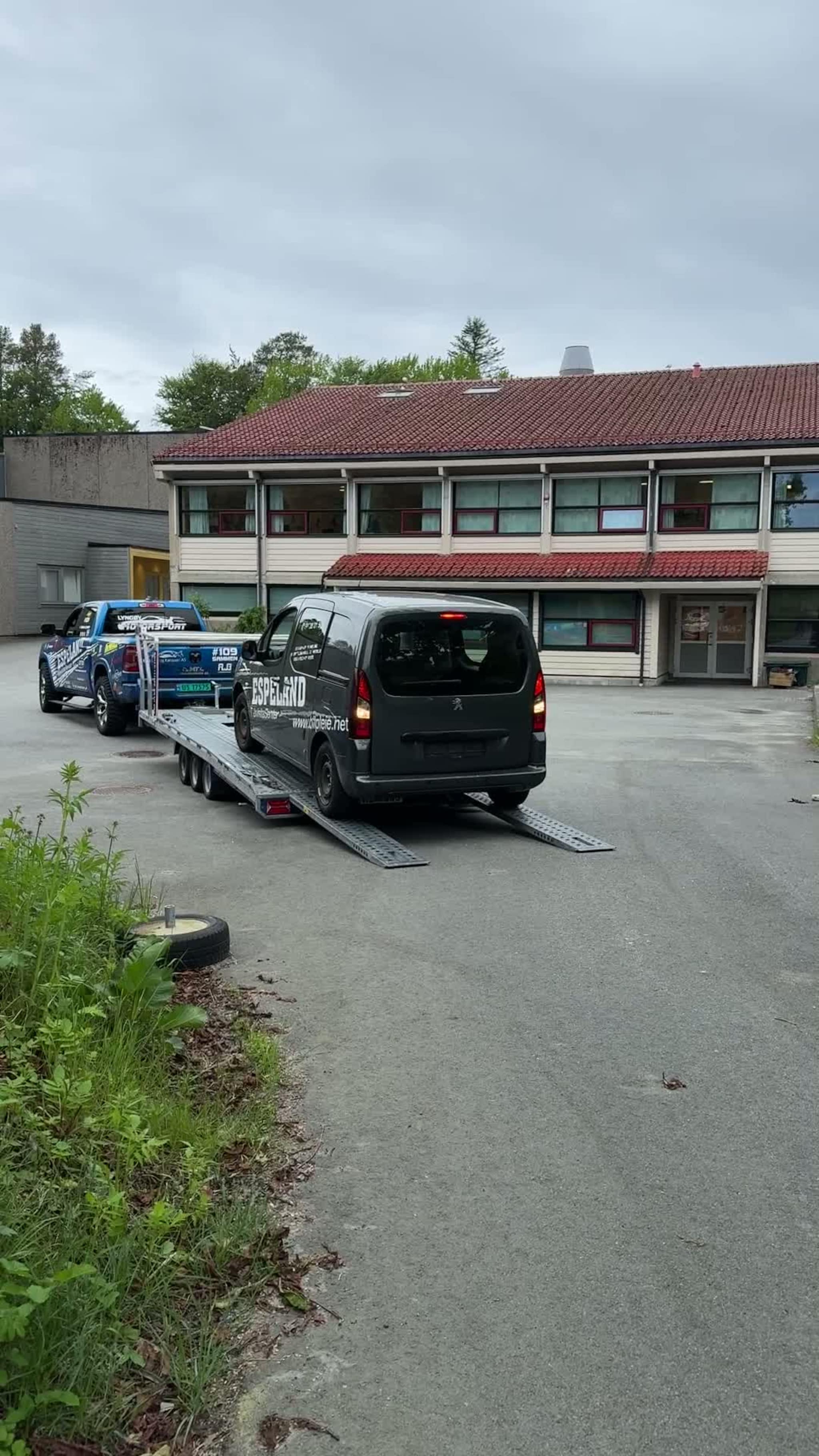 Her kjem Lyngøy ryggande med gåva på hengaren