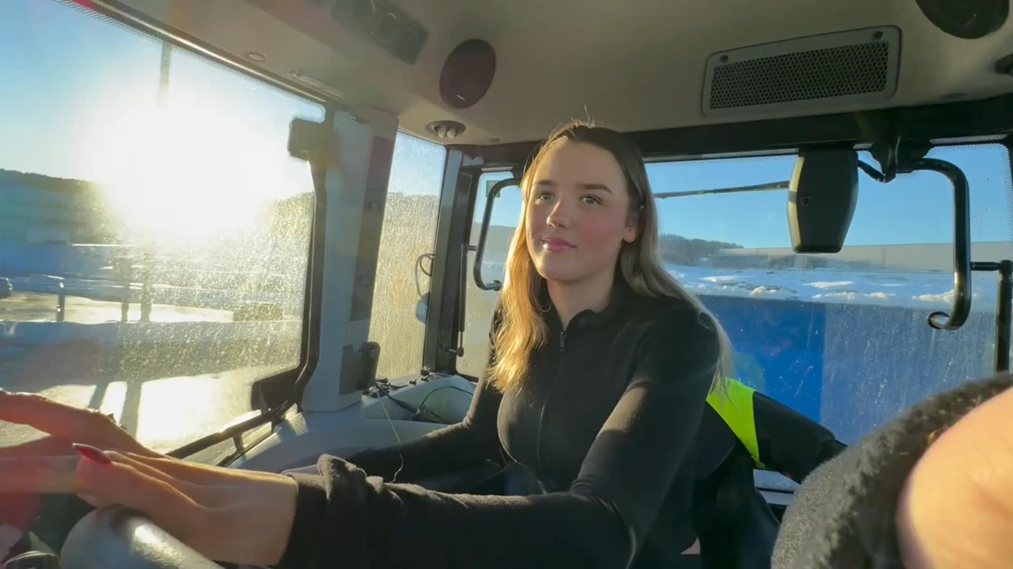 Alianah Mjelde brøyter vegen
