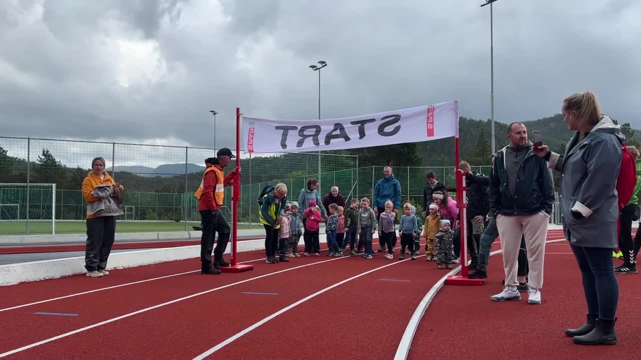 Dei minste ungane fekk æra av å opne springebana.