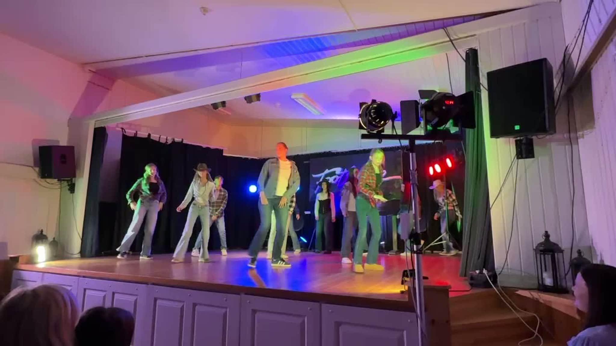 Footloose er ein kjent og kjær musikal som får dansefoten til å reagere.