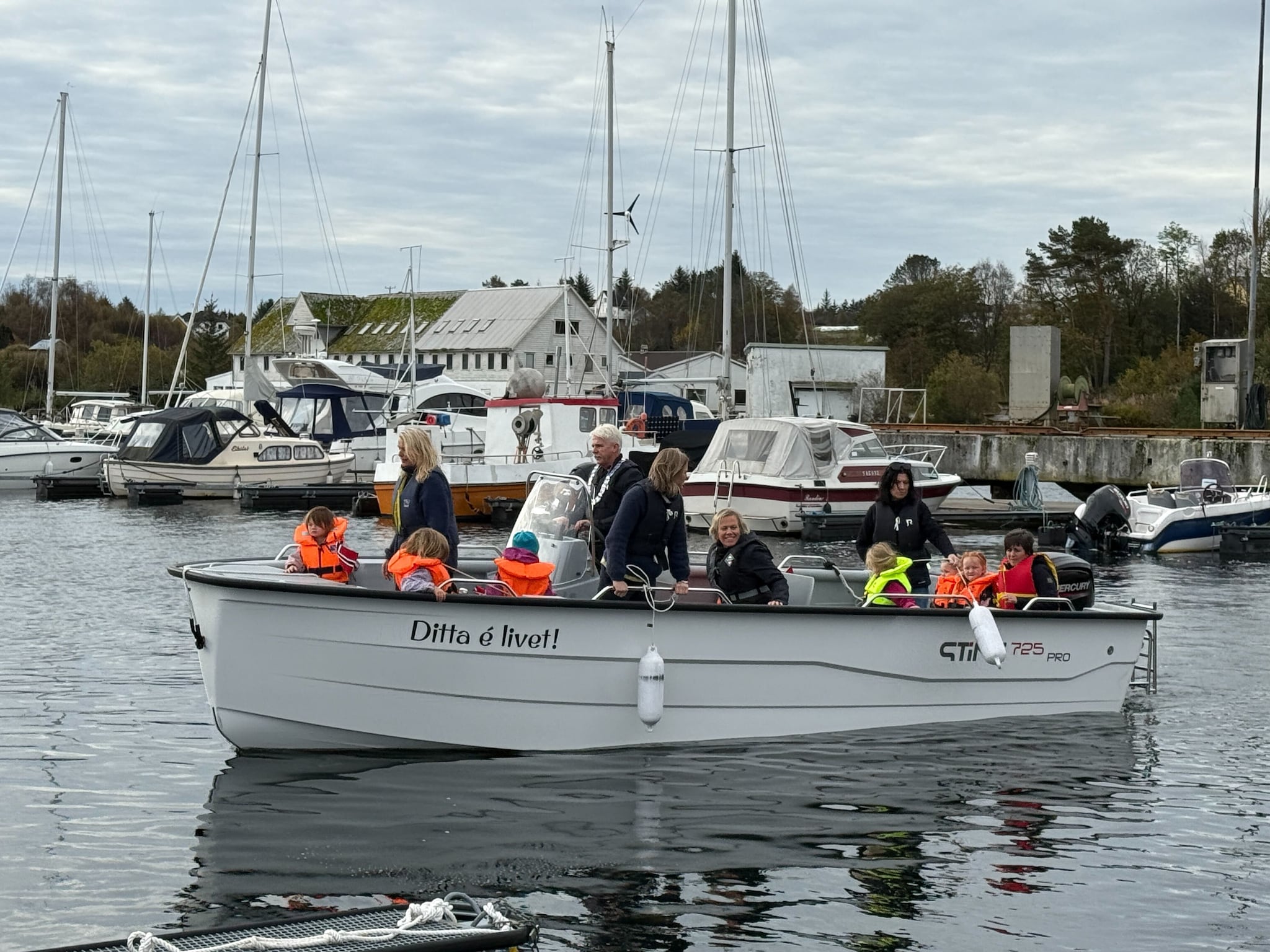 Ditta é livet! Første turen i nydøypt båt gjekk med ordførar Morten Sognnes bak roret.