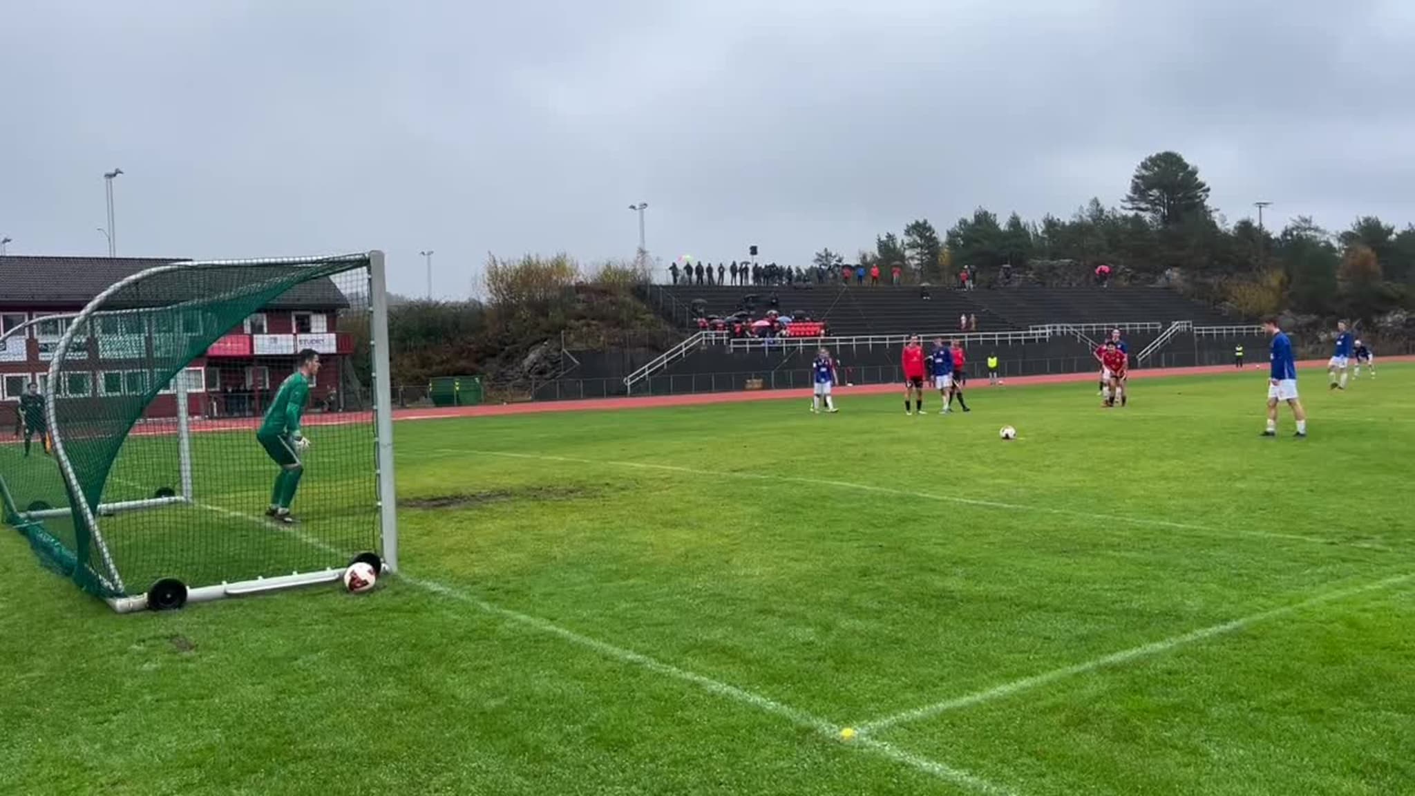 Stian Heggelund puttar på André Kvalheim Moen