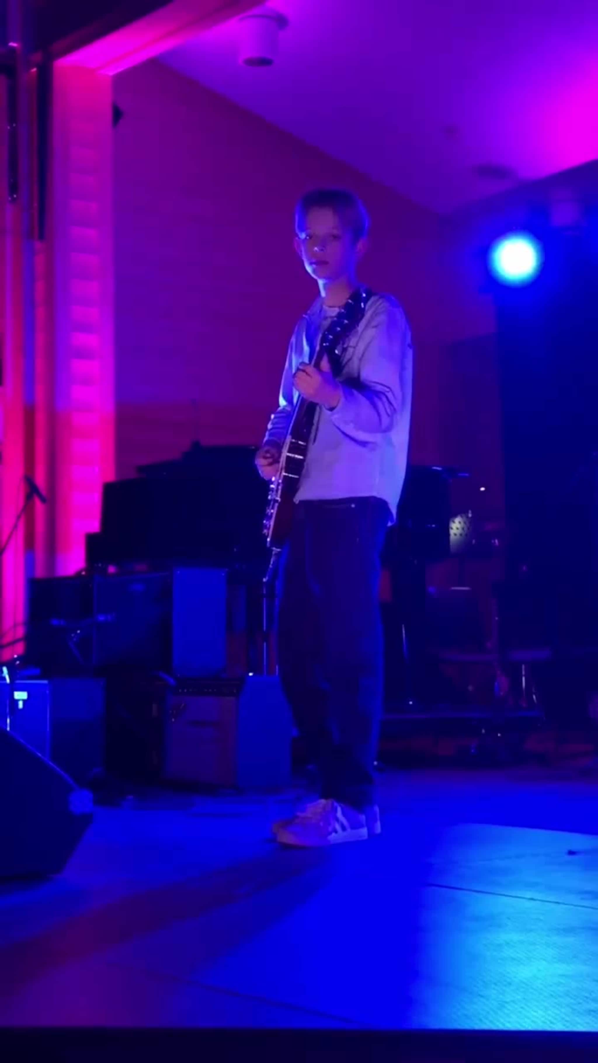 Lars deltok med gitarspel på UKM 2026