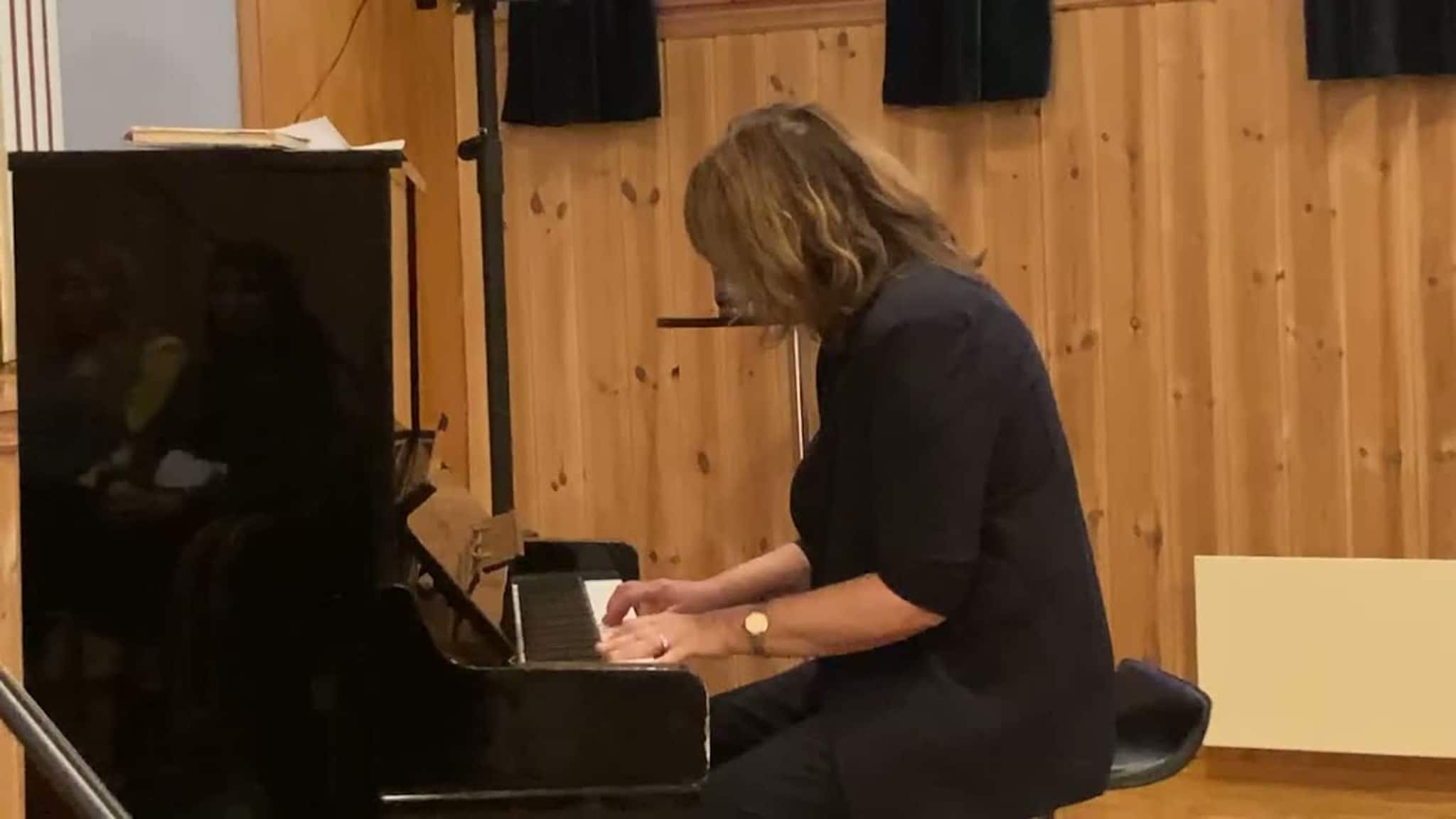 Ingvild Bryn speler piano på Fammestad