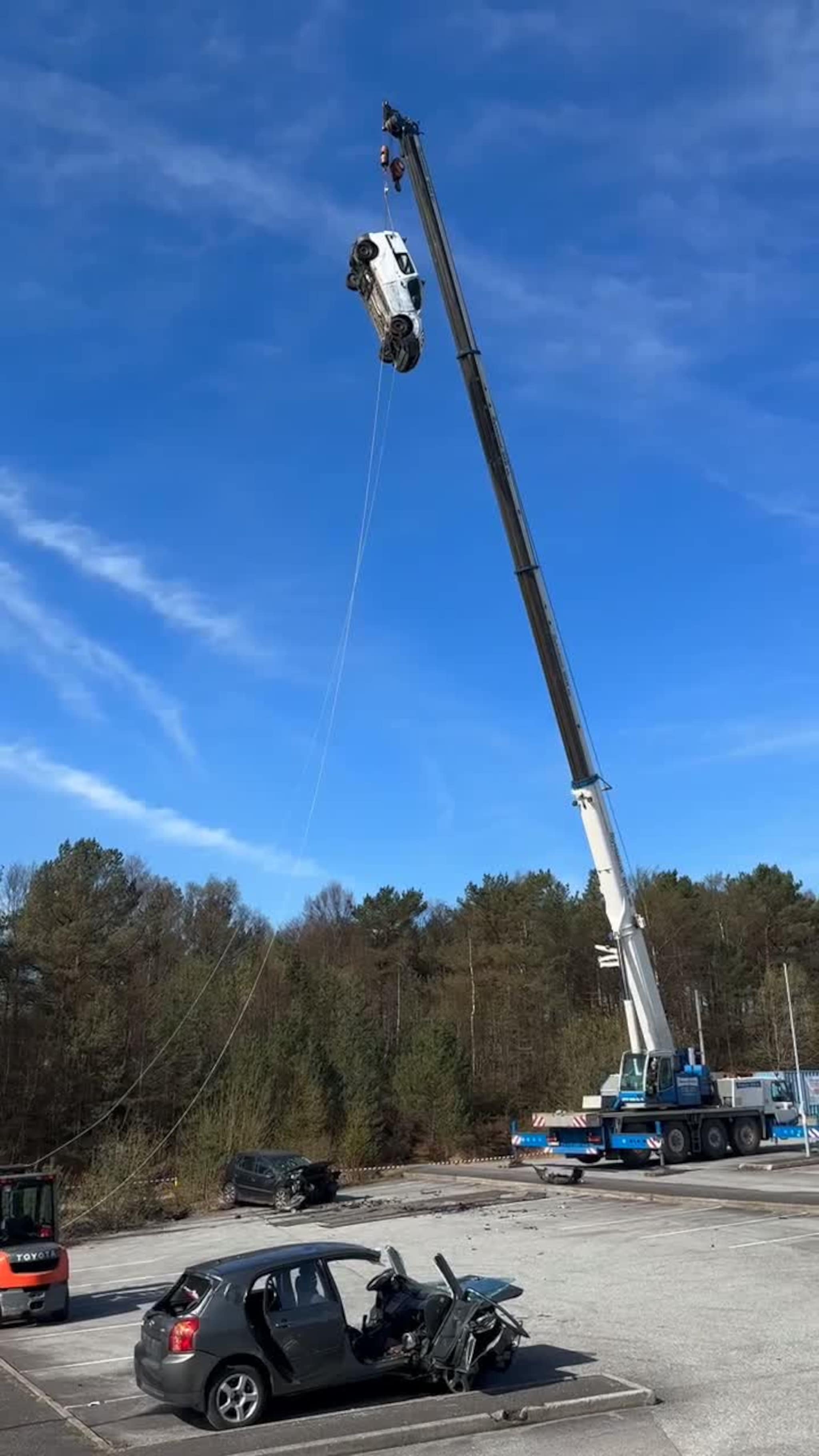 Her blir bilen sleppt fra 28 meter