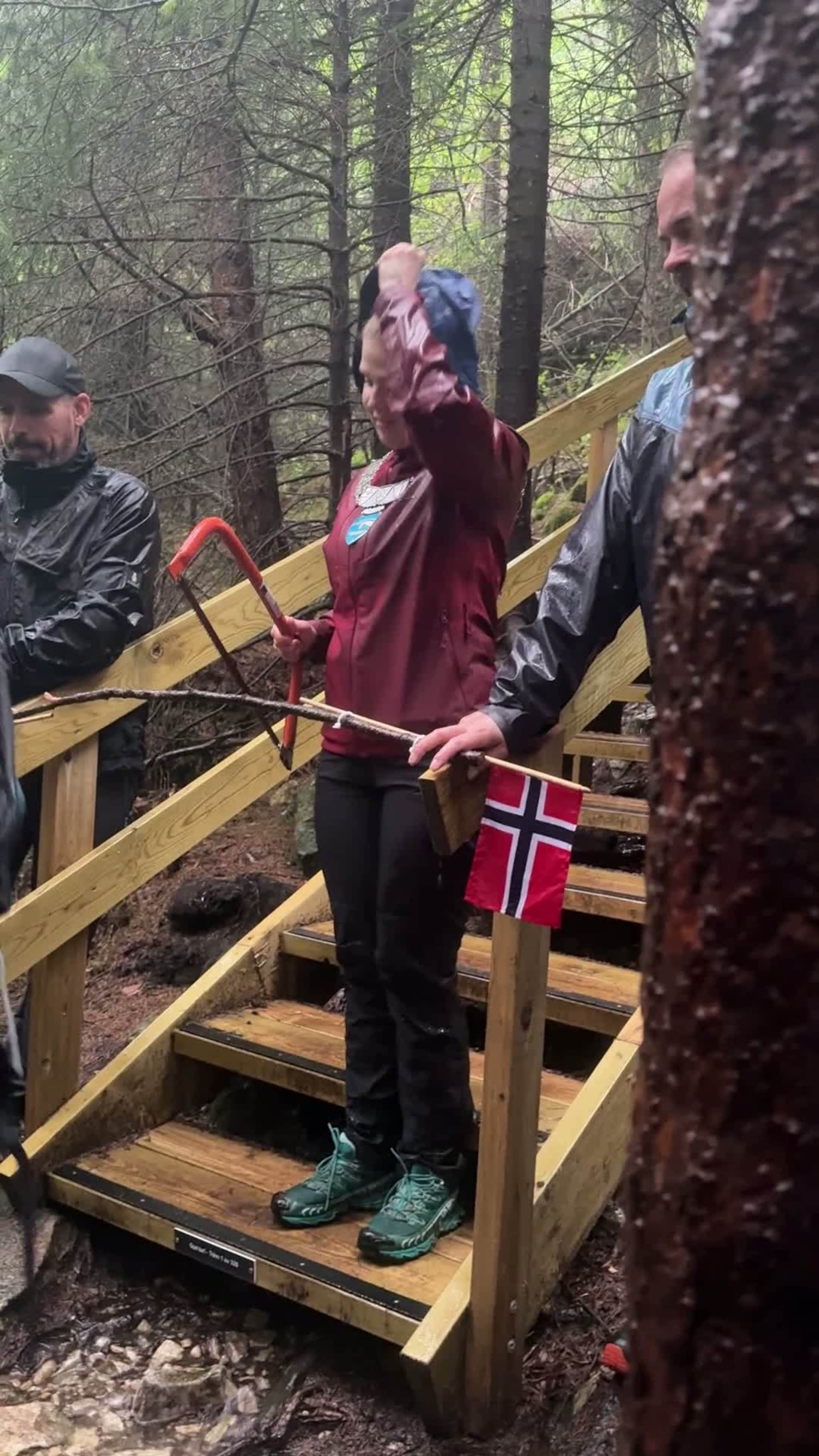 Her vert trappa opp Eldsfjellet opna