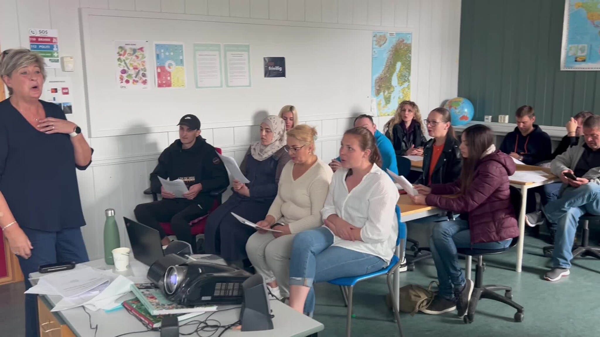 Sjå flyktningane synge