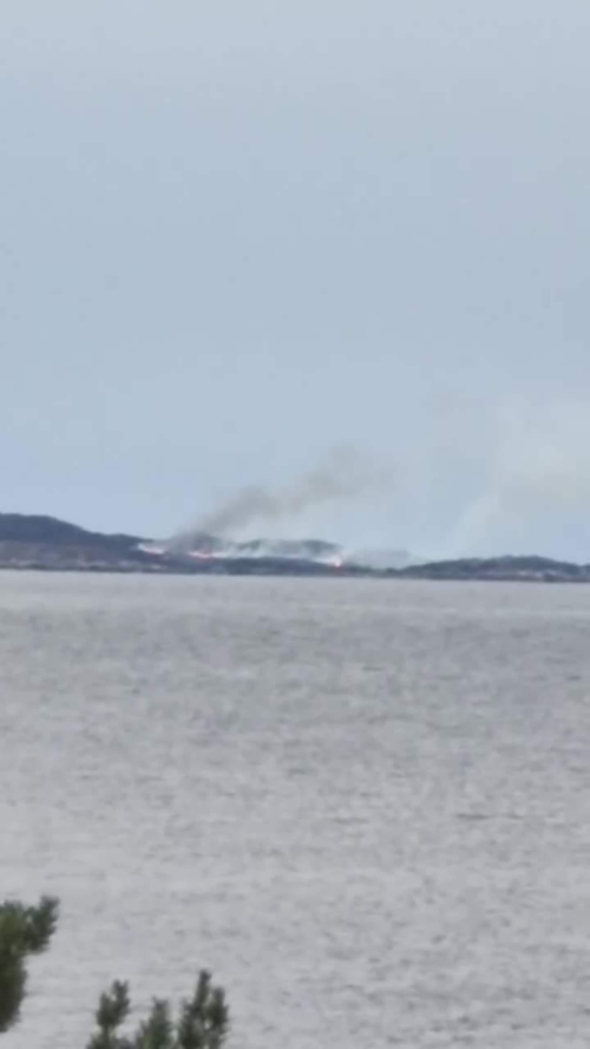 Røyk i det fjerne i Gulen