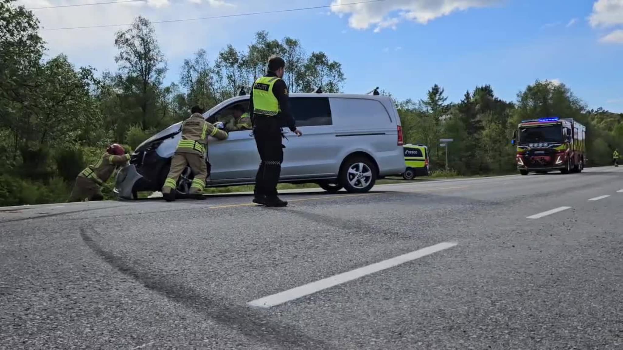 Her ryddar brannvesenet ein av ulykkesbilane vekk