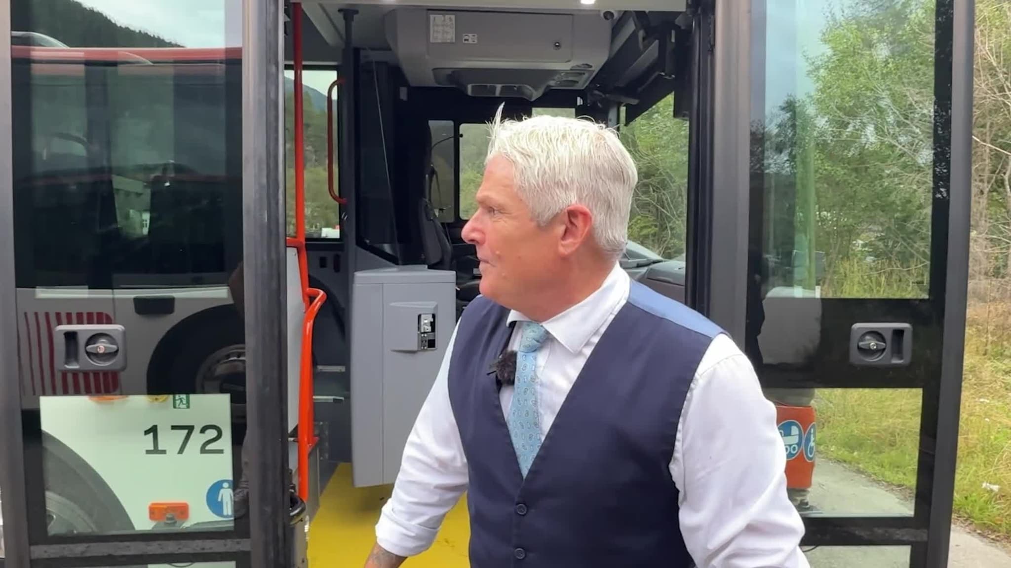 Her gjer Scott fleire gode forsøk på å lukke dørene på den heilt nye bussen