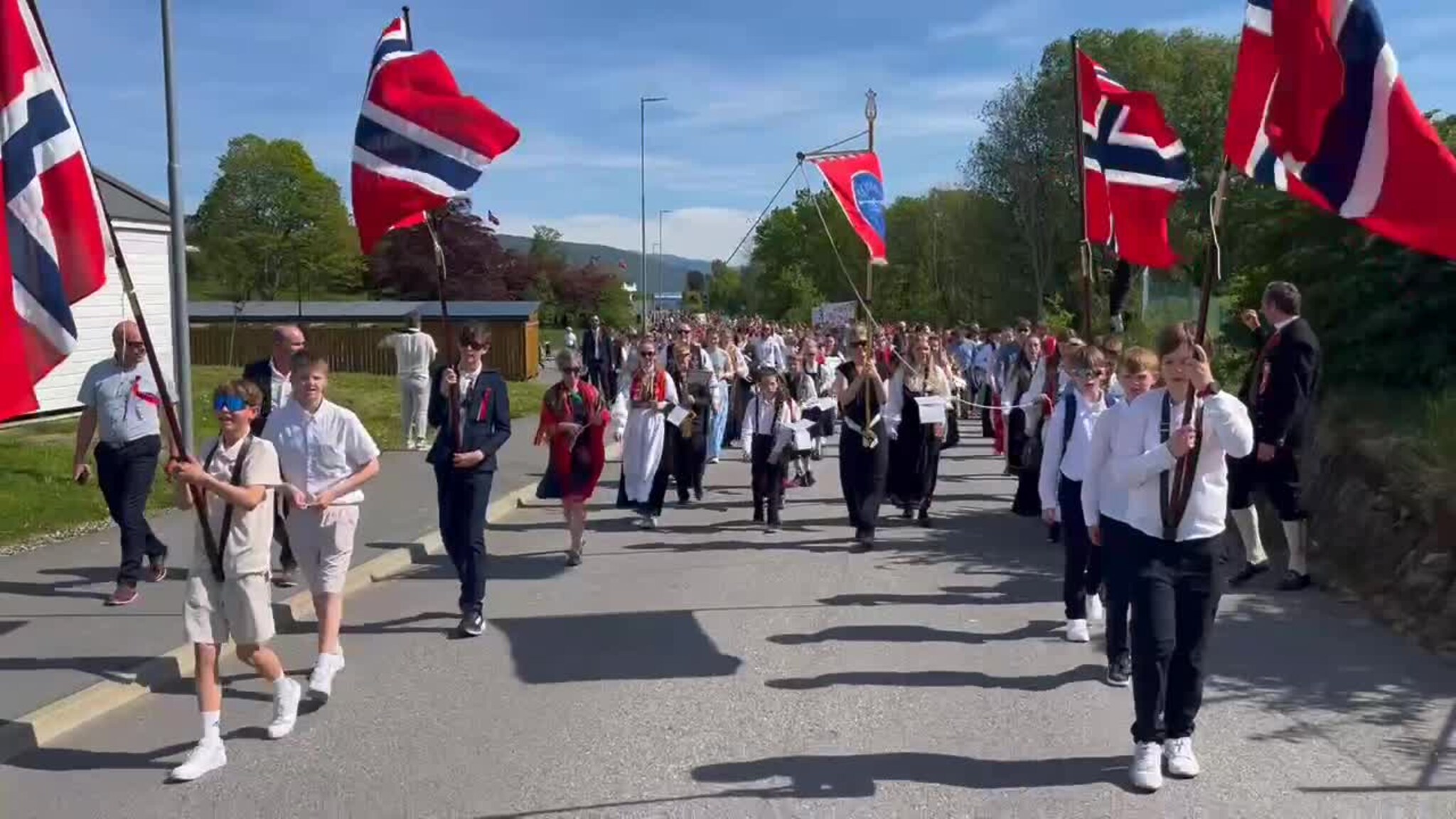 Enormt folketog på Frekhaug