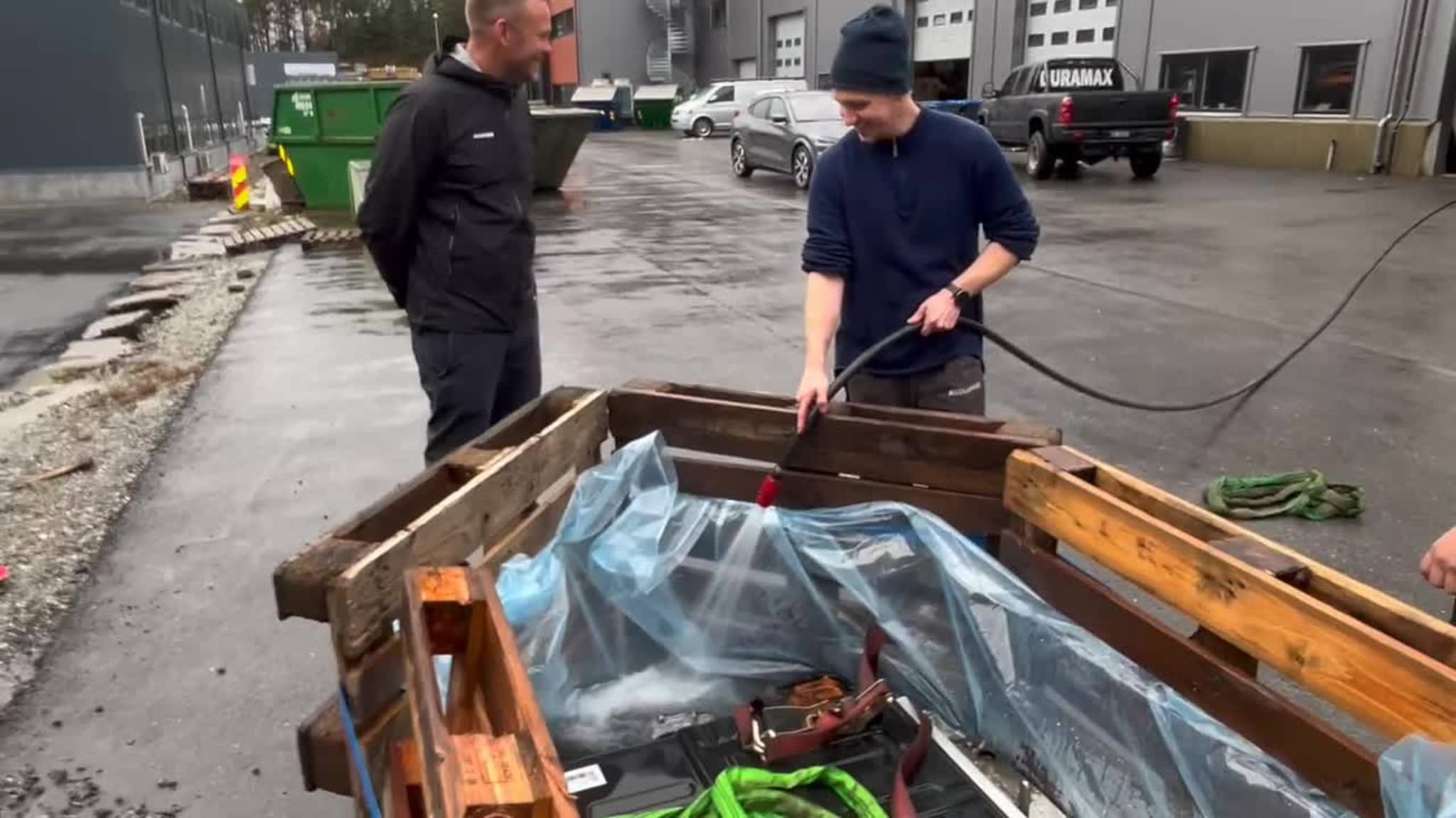 Elbilbatteriet blir lagt i vatn