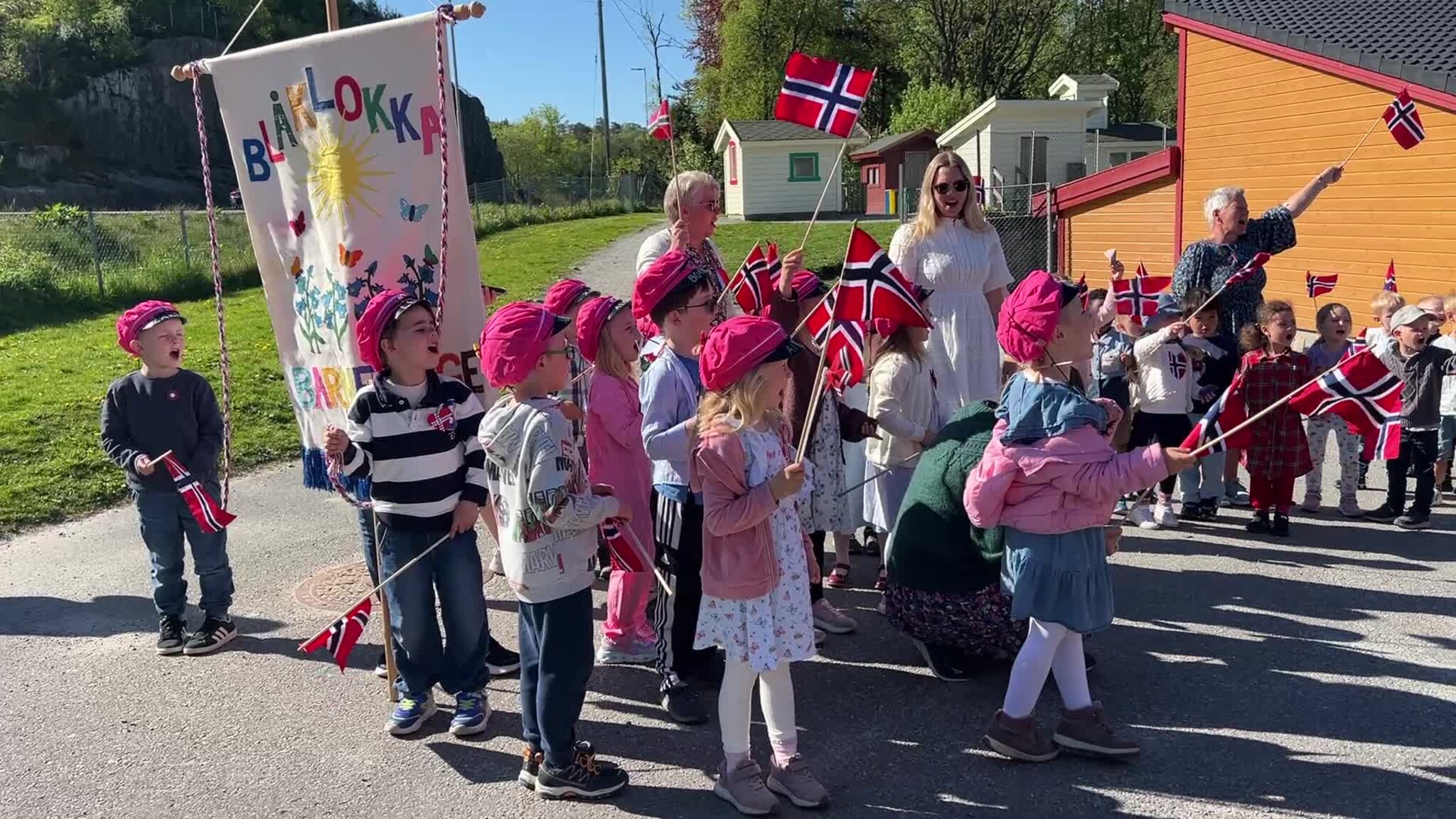 Hurra hurra! Dei rosa russane feira litt ekstra, både ferdig med barnehage, eit bursdagsbarn og 17. mai.