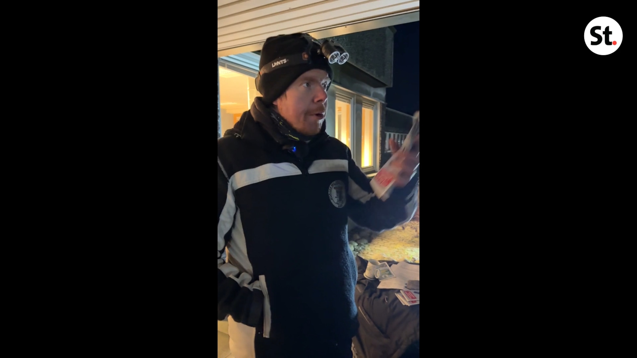 Laga dekkjuletre utanfor rådhuset i Knarvik