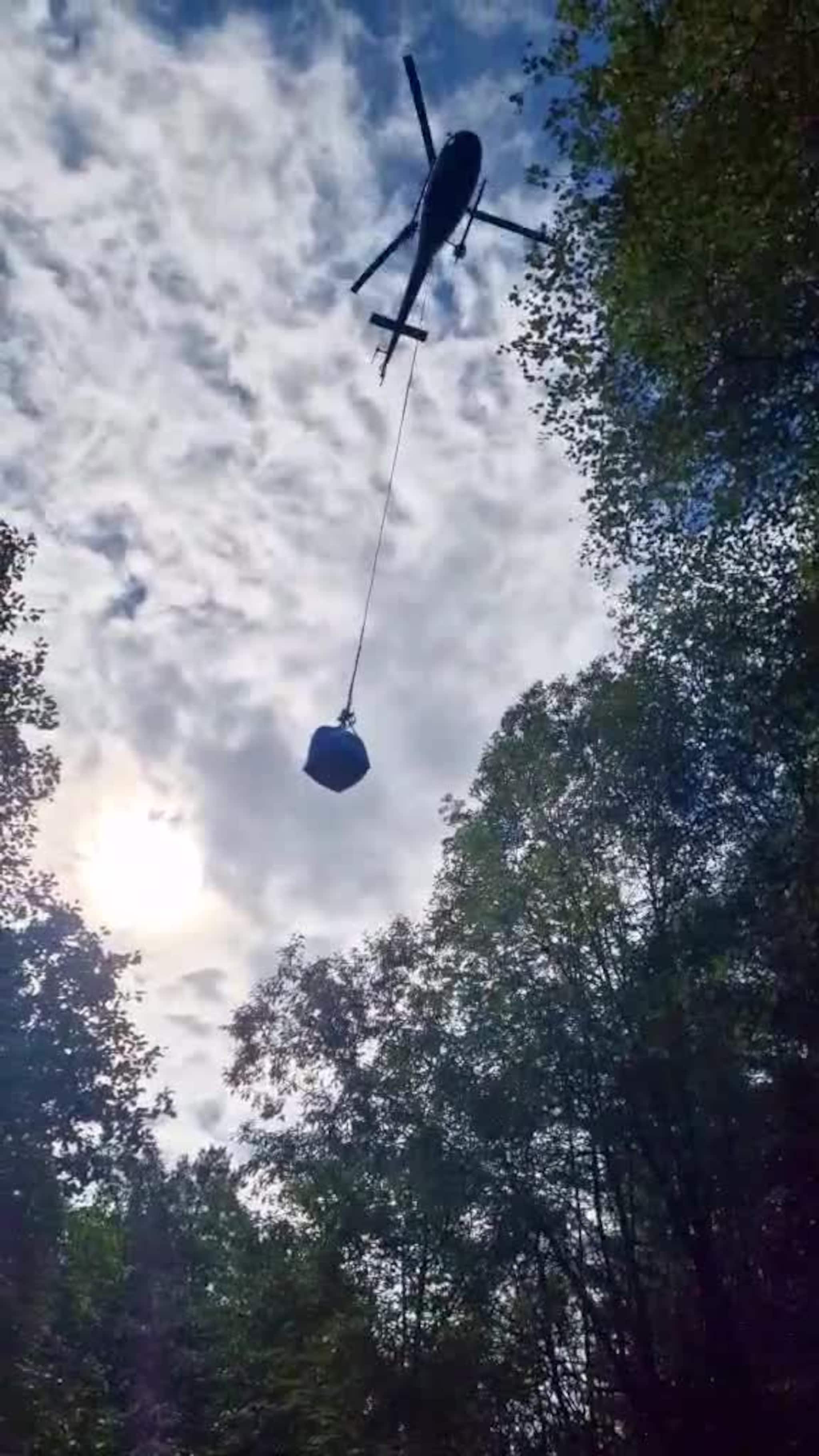 Helikopter i sving for å gruse elva