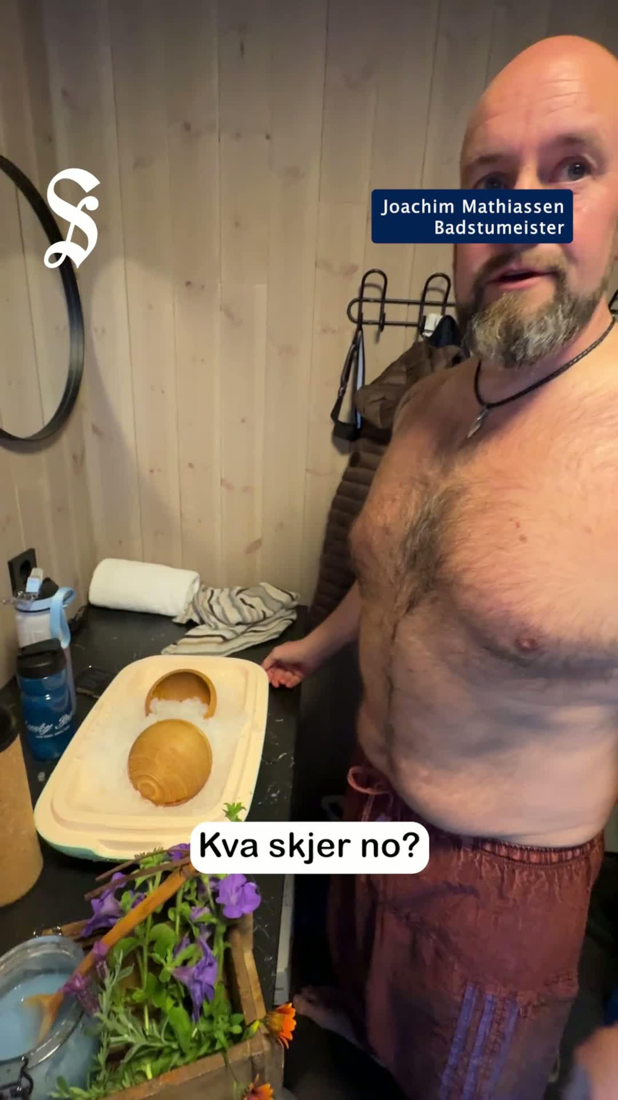 Ein av få badstu­meistrar i regionen.